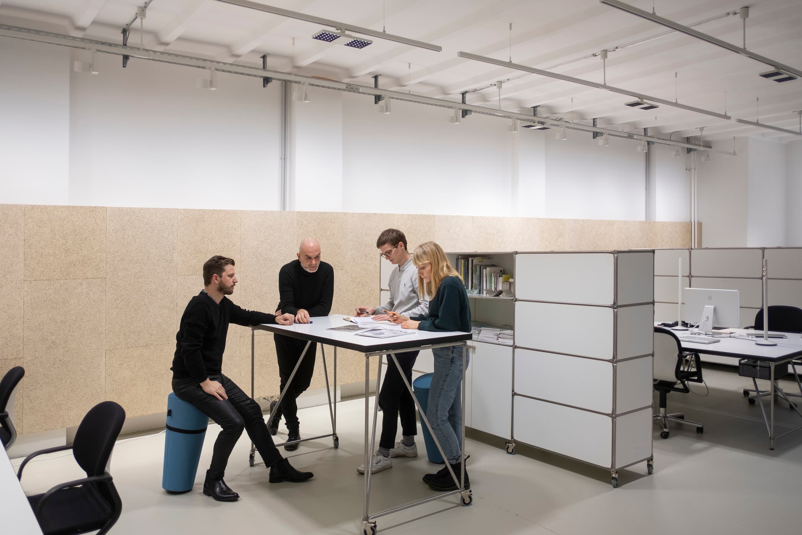 Besprechung im Büro von mai public relations, beleuchtet mit ERCO Jilly Downlights für flexible Bürobeleuchtung.