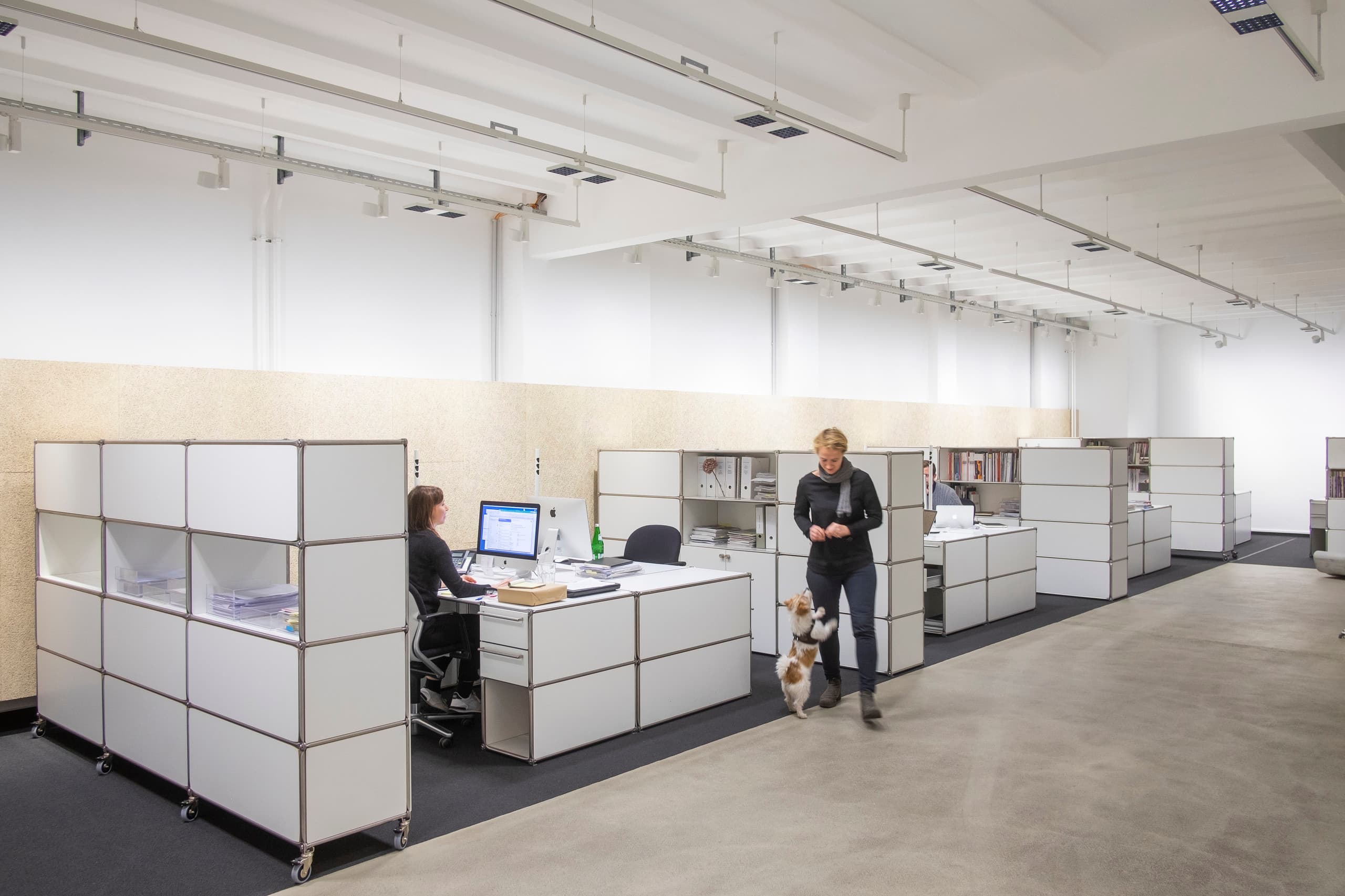 ERCO Jilly Downlights in einem modernen Loftbüro für flexible Bürobeleuchtung.