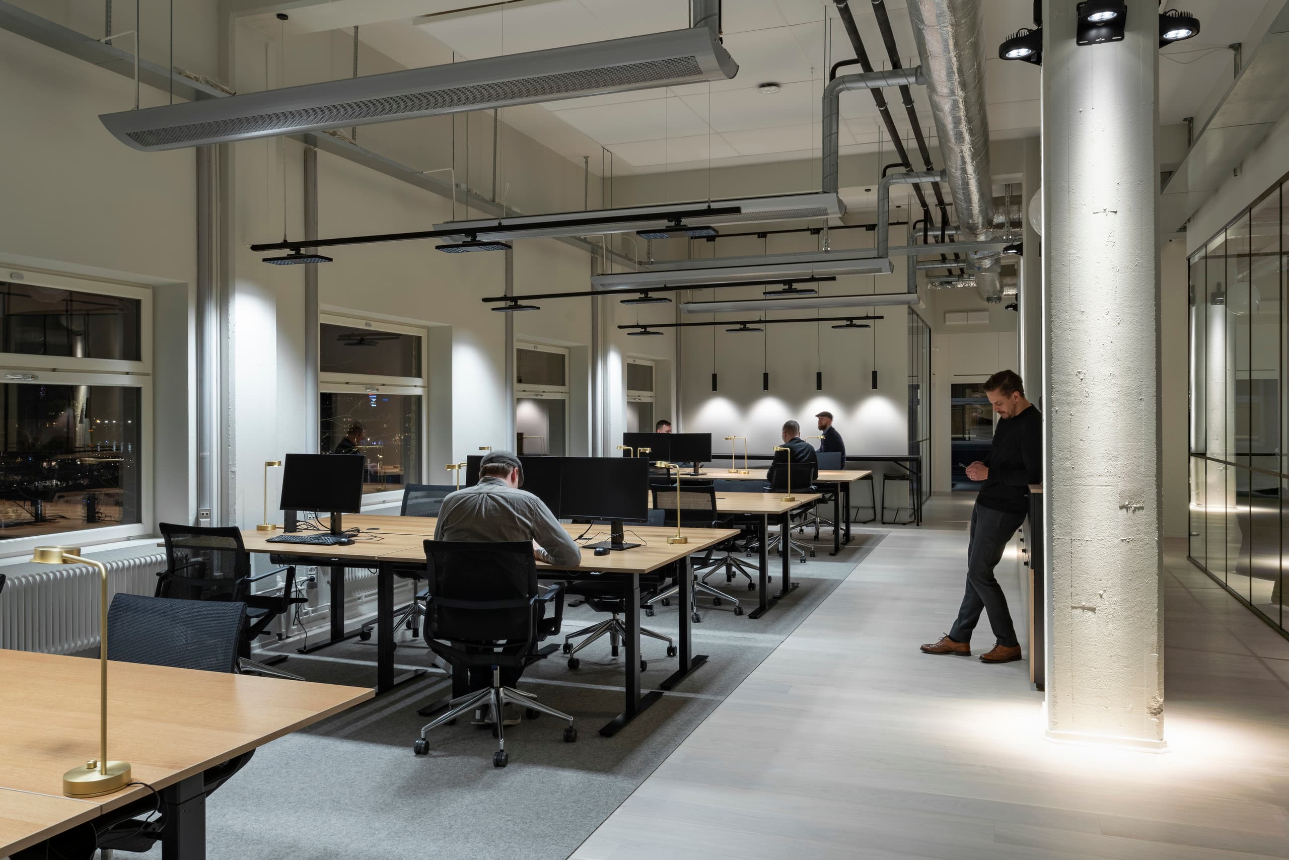 ERCO Jilly Downlights beleuchten moderne Büroräume von Fabege in Stockholm, die flexibles Arbeiten ermöglichen.