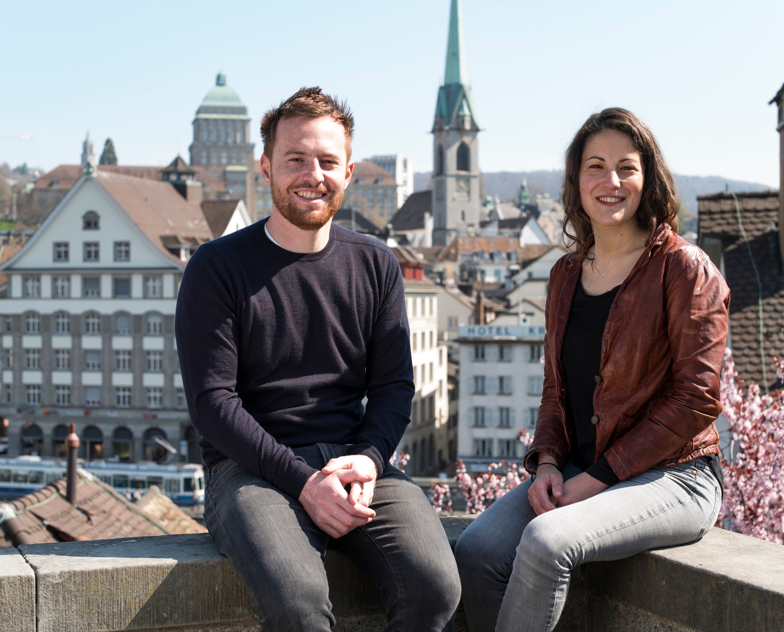 Filippo Santoni und Serena Santini, Architekten des D.A.T.E. Sneaker-Stores in Mailand, mit Züricher Stadtbild.