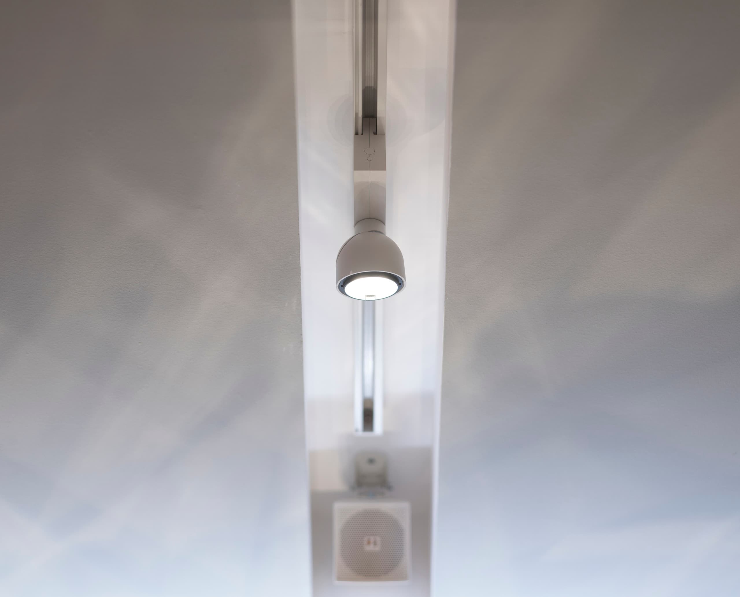 ERCO Oseris Strahler an einer Schiene, fokussiertes Licht im D.A.T.E. Store in Mailand.