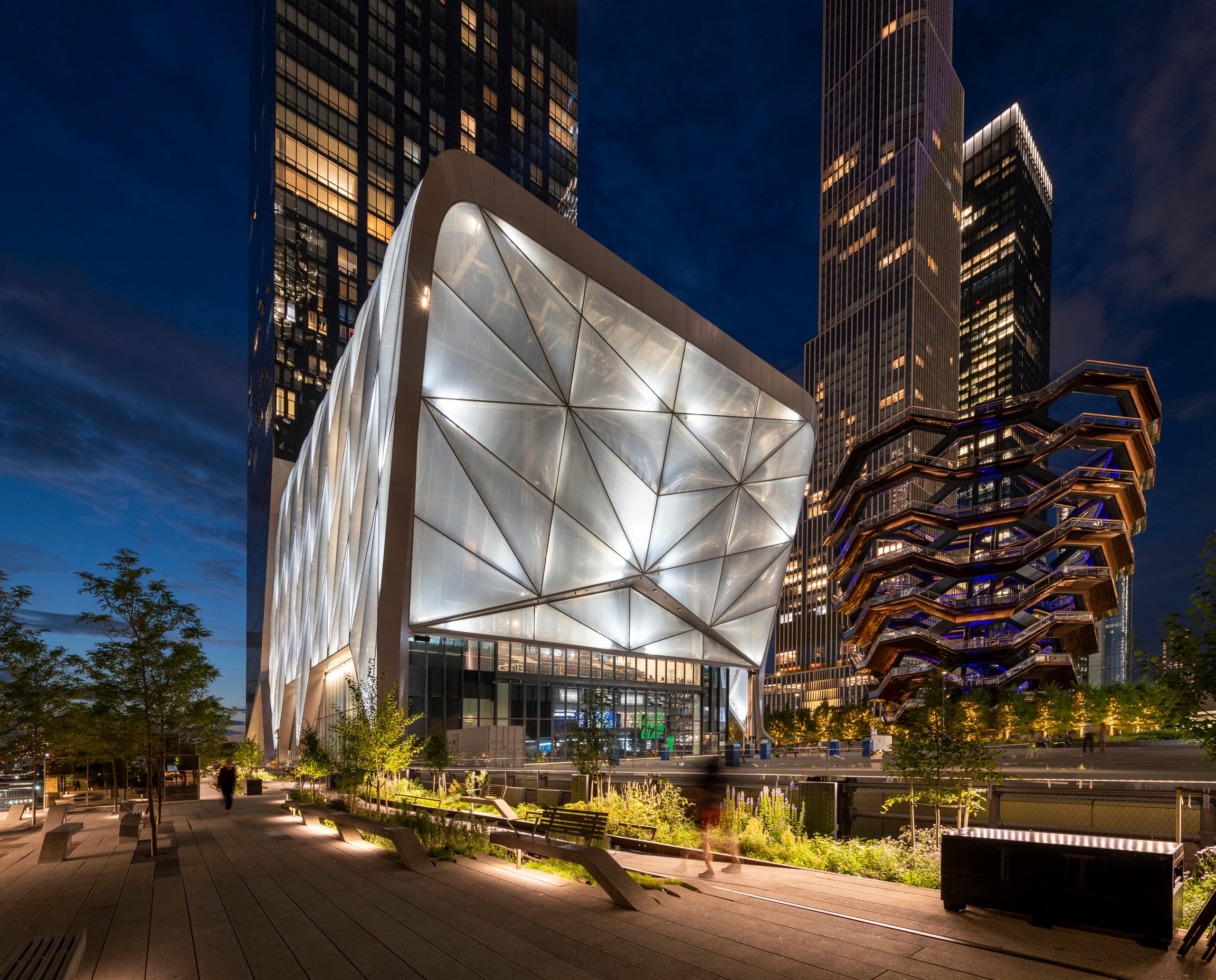 Die Shed in Hudson Yards, beleuchtet mit ERCO Grasshopper Projektoren für dynamische Veranstaltungen.