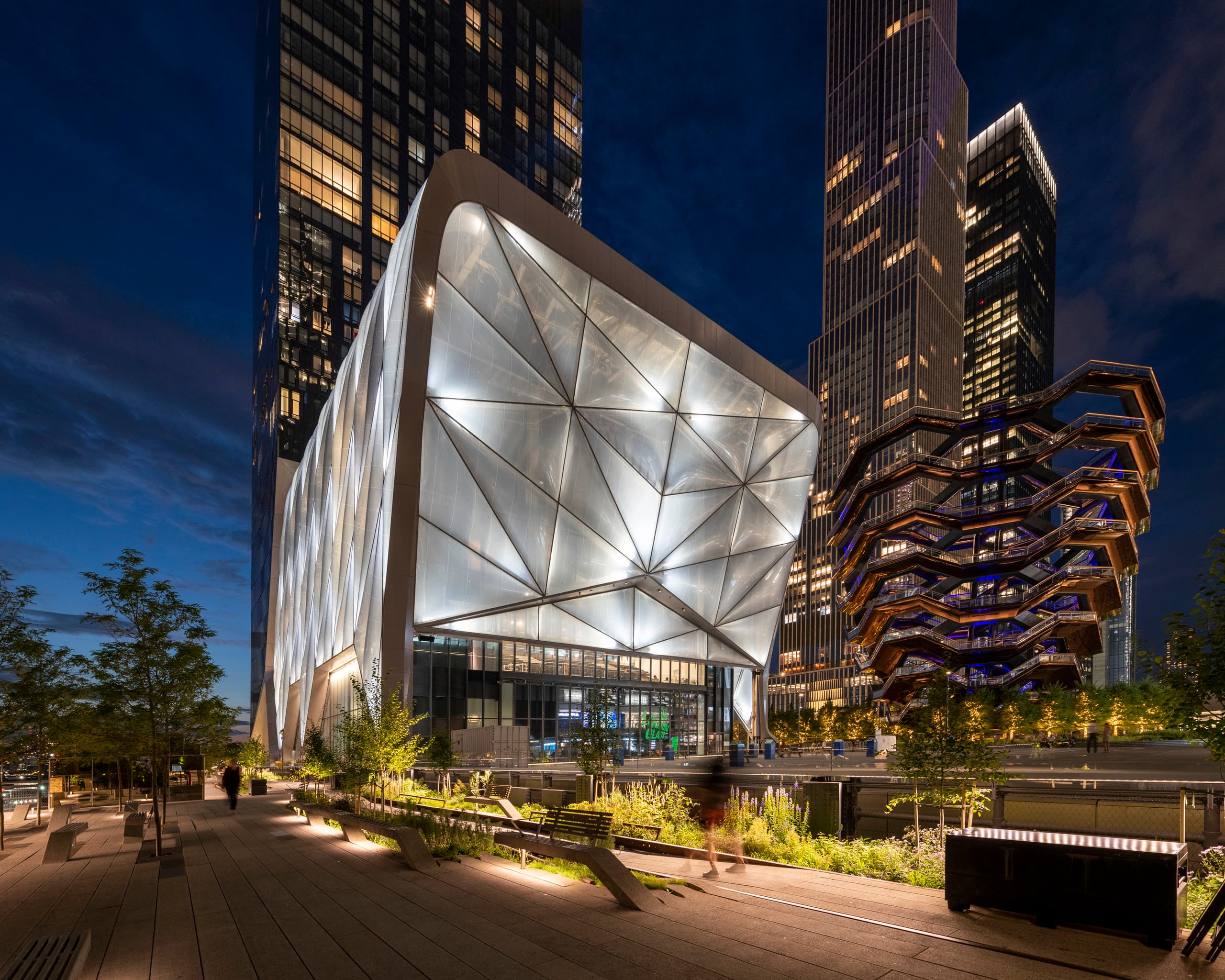 Die Shed in Hudson Yards, beleuchtet mit ERCO Grasshopper Projektoren für dynamische Veranstaltungen.