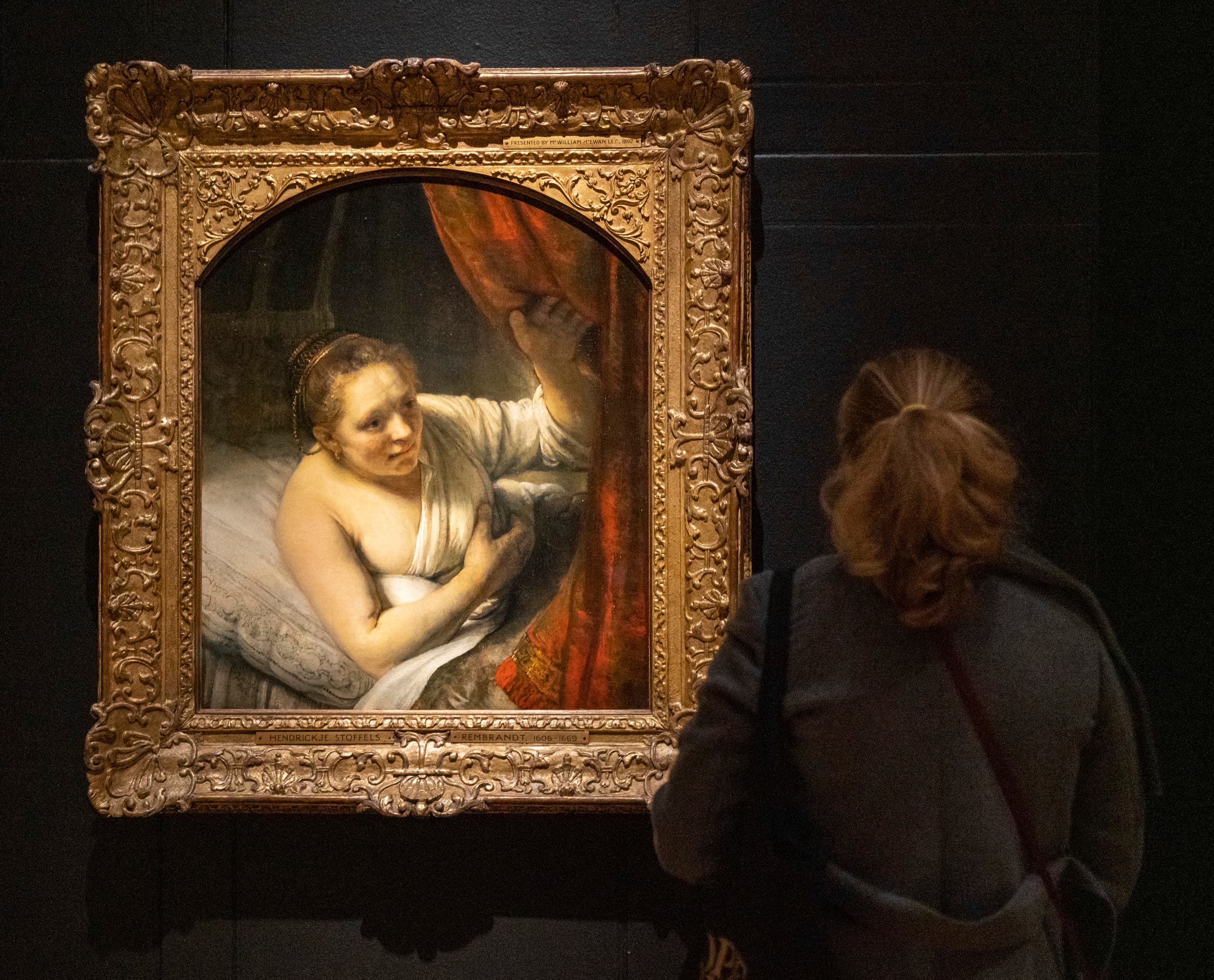 Besucher betrachtet Rembrandts Gemälde in der Dulwich Picture Gallery, beleuchtet mit ERCO LED-Strahlern.