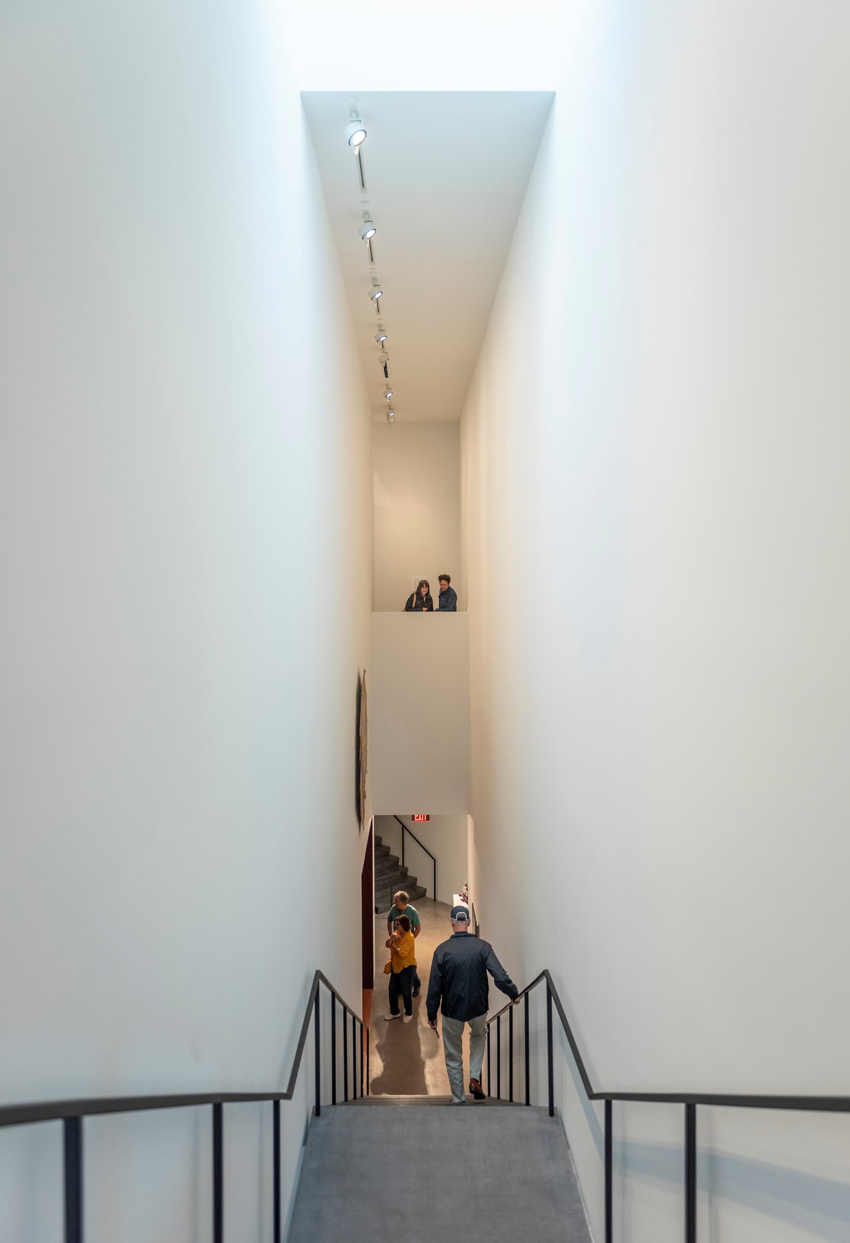 Innenansicht der Ruby City Galerie mit ERCO Parscan Strahlern, die die Architektur und Kunstwerke hervorheben.