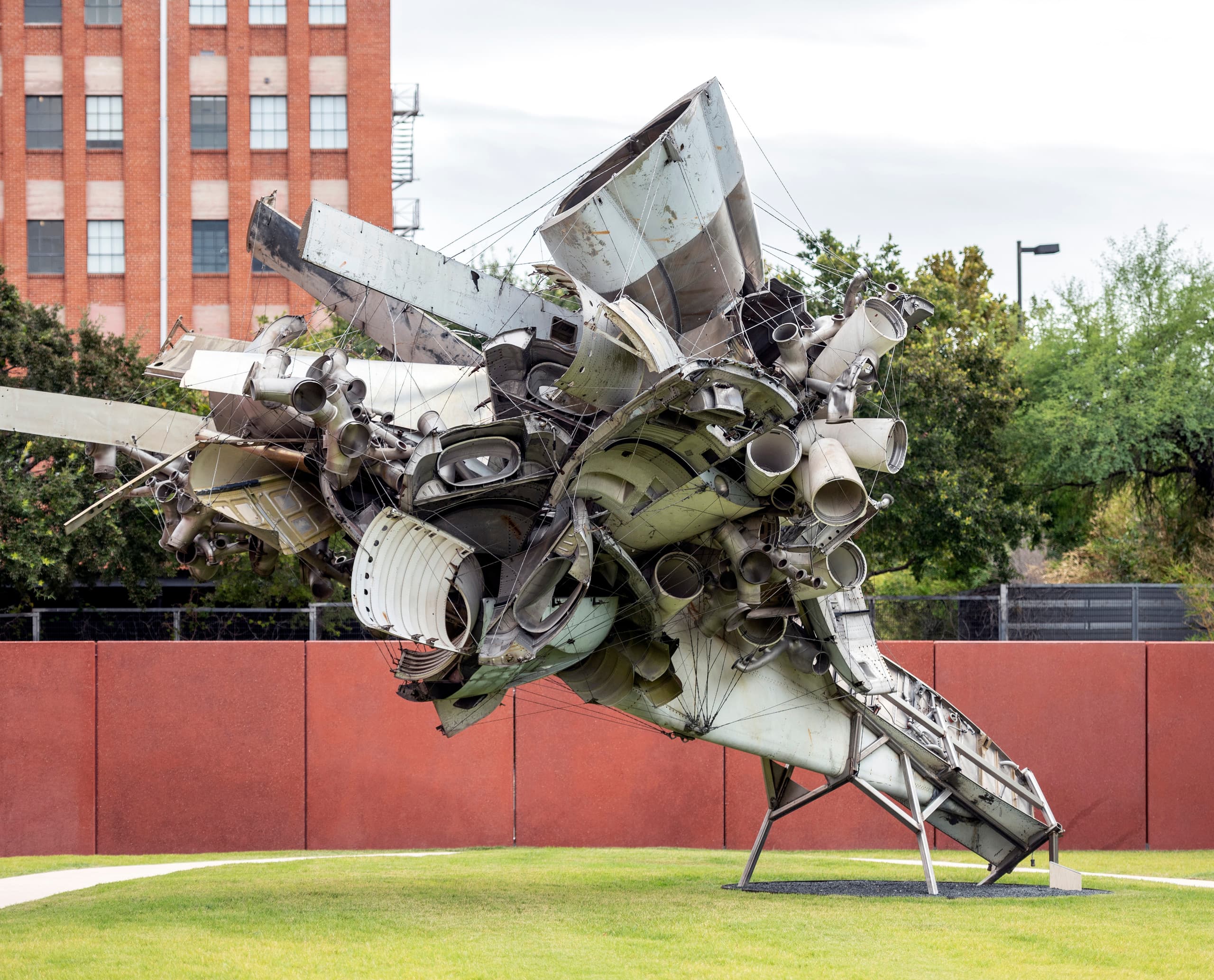 Nancy Rubins' Skulptur "5.000 lbs. of Sonny's Airplane Parts" im Ruby City Skulpturenpark.
