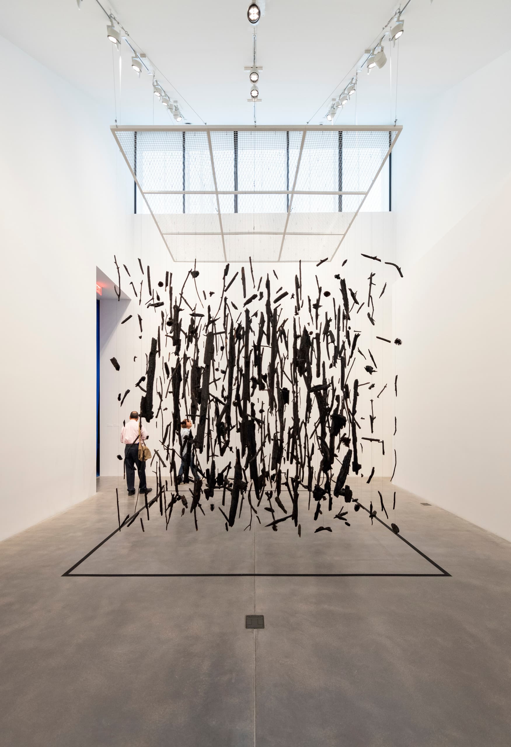 Abstrakte Kunstinstallation in der Ruby City Galerie, beleuchtet mit ERCO Strahlern.
