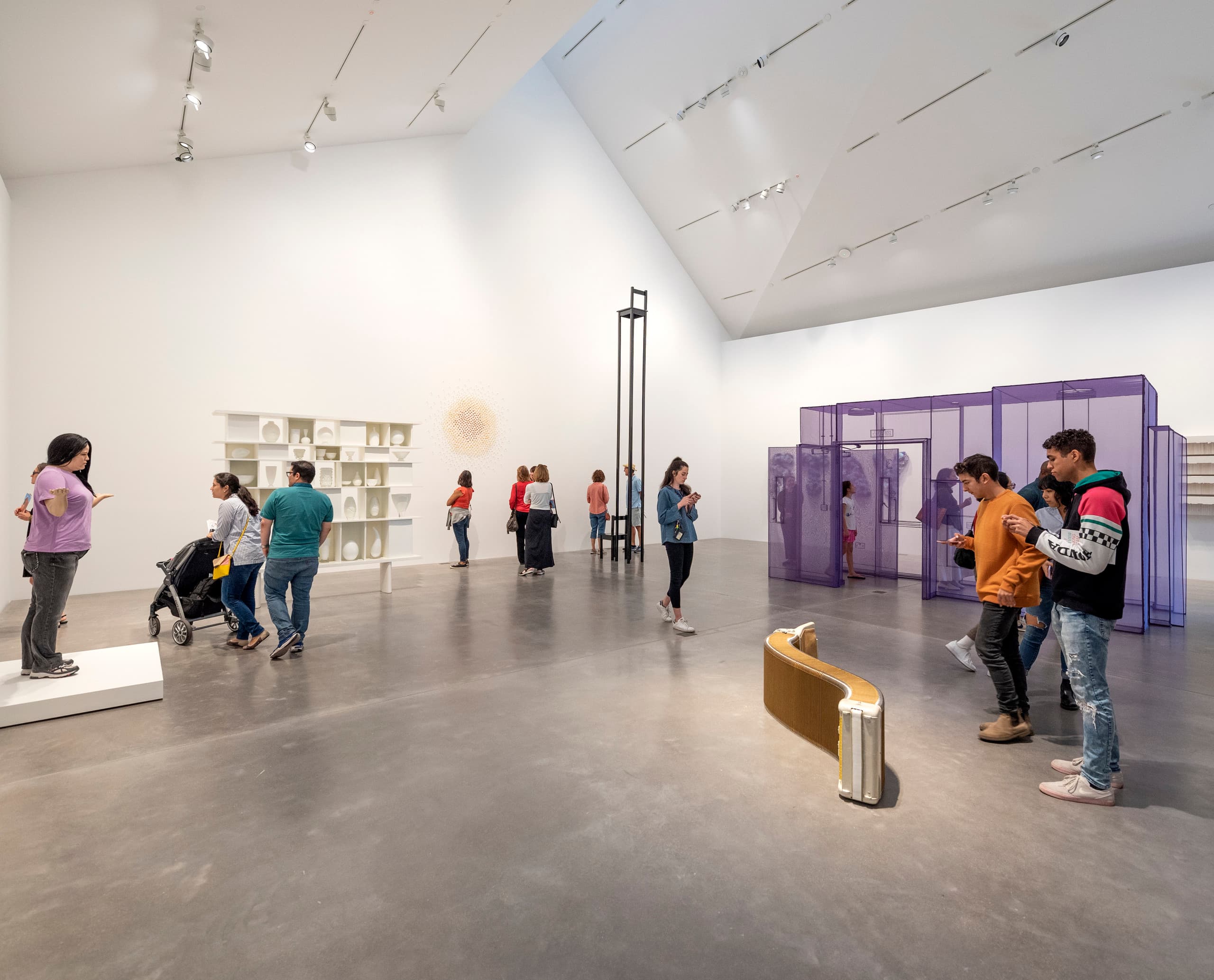 Besucher betrachten Kunstwerke in der Ruby City Gallery, beleuchtet mit ERCO LED-Strahlern.