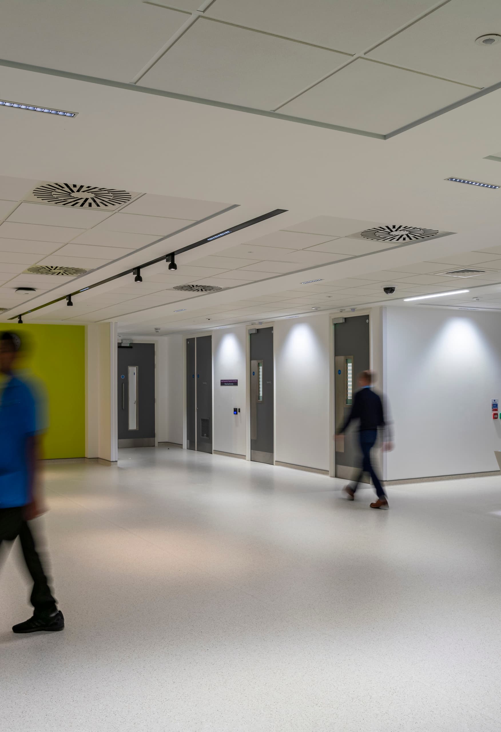 ERCO Compar Leuchten im Ulster Hospital, Belfast, mit patientenorientierter Beleuchtung und Bluetooth Steuerung.