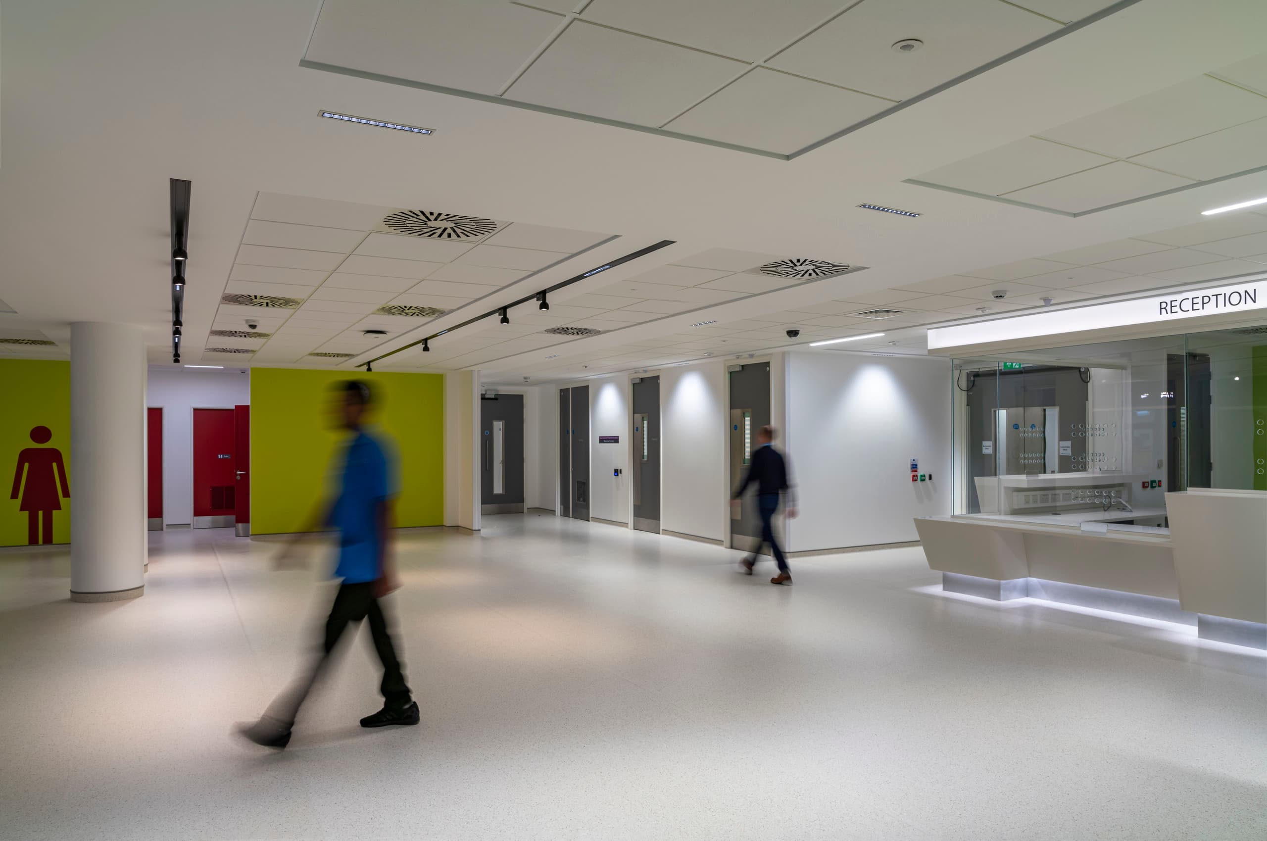 ERCO Compar Leuchten im Ulster Hospital, Belfast, mit patientenorientierter Beleuchtung und Bluetooth Steuerung.