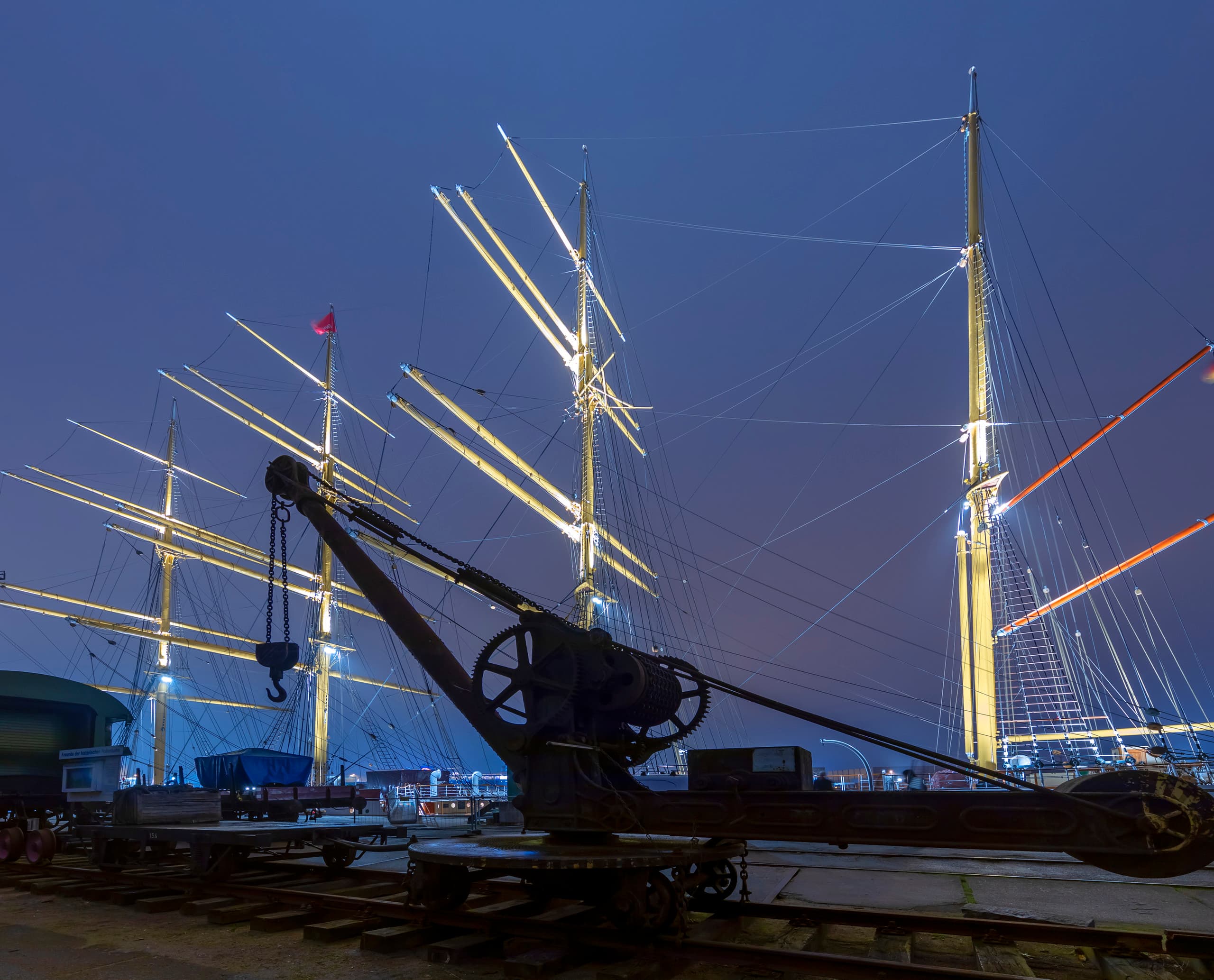 Die 'Peking', ein beleuchtetes Segelschiff mit ERCO Licht, im Hamburger Hafen.
