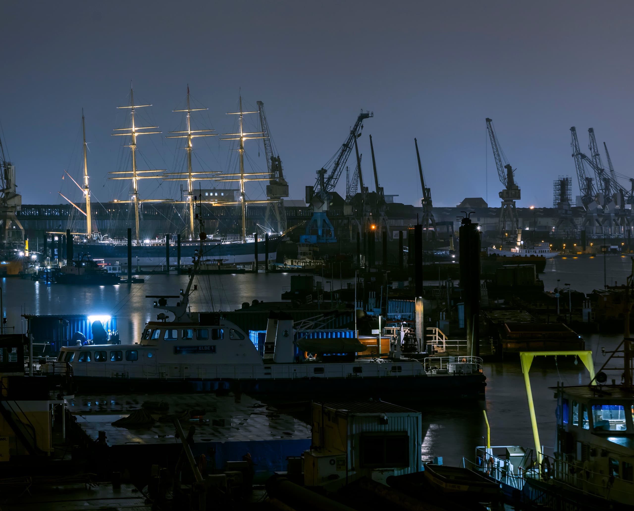 Die beleuchtete 'Peking' im Hamburger Hafen, ein restauriertes Segelschiff mit ERCO Licht.