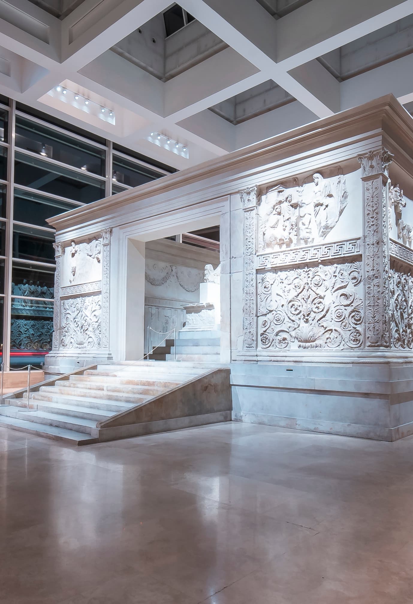 Ara Pacis Museum Rom: Der Altar des Friedens, beleuchtet mit ERCO LED-Strahlern für verbesserte Wahrnehmung.
