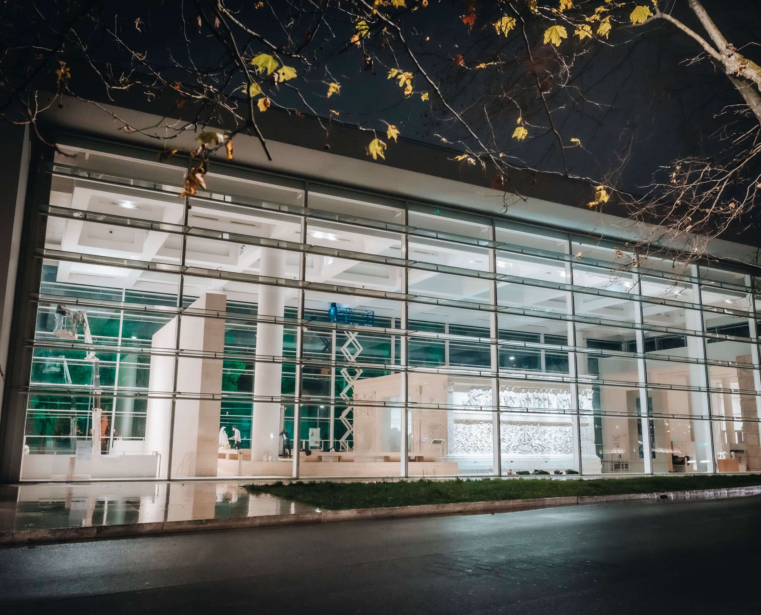 Ara Pacis Museum in Rom, beleuchtet mit ERCO LED Strahlern für verbesserte Wahrnehmung und Energieeinsparung.