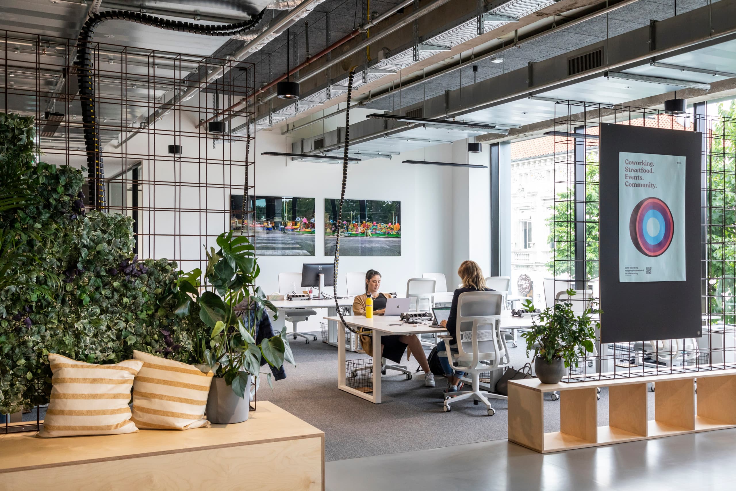 Flexibles ERCO LED-Licht in einem modernen Co-Working Space für anpassbare Arbeitsbereiche.