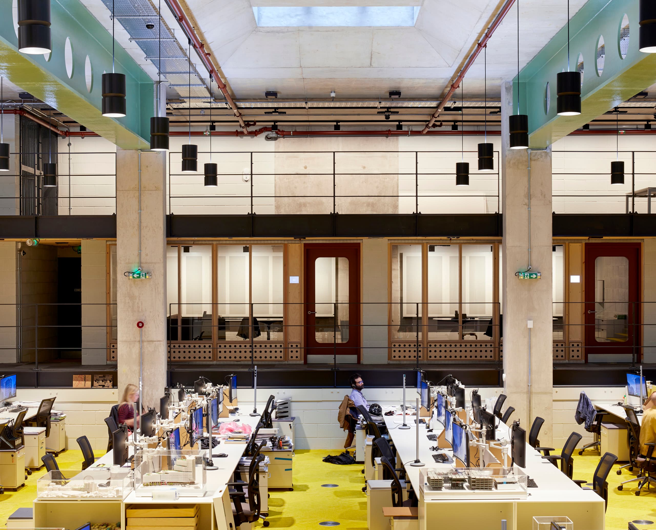 ERCO Bürobeleuchtung mit Jilly Downlights und human zentrierter Beleuchtung im AHMM Architekturbüro, London.