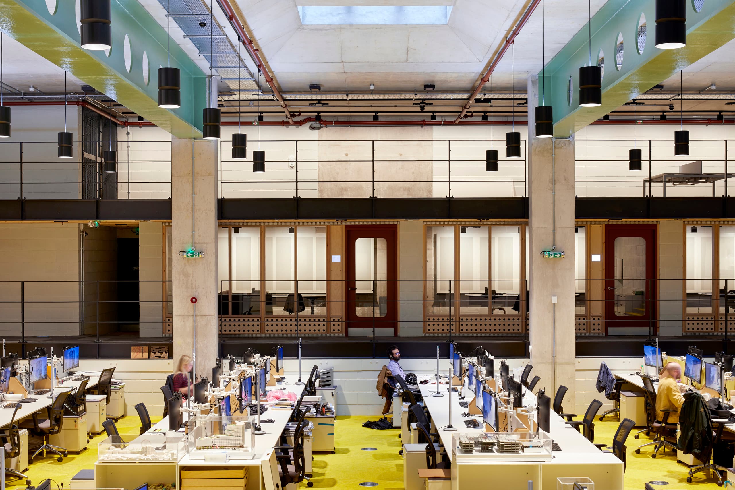 ERCO Bürobeleuchtung mit Jilly Downlights und human zentrierter Beleuchtung im AHMM Architekturbüro, London.