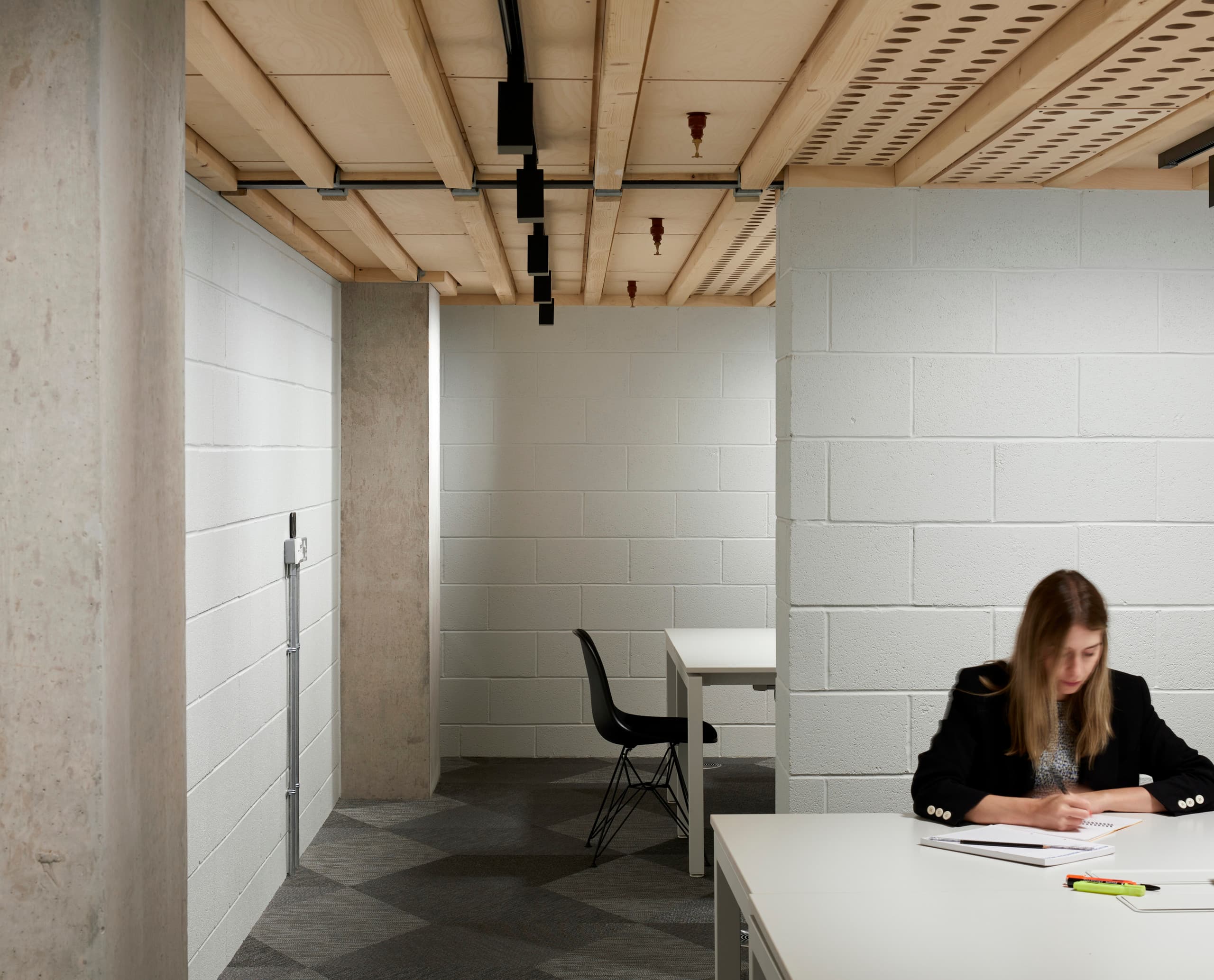 ERCO Jilly Track Downlights im AHMM Architekturbüro, flexible Bürobeleuchtung.