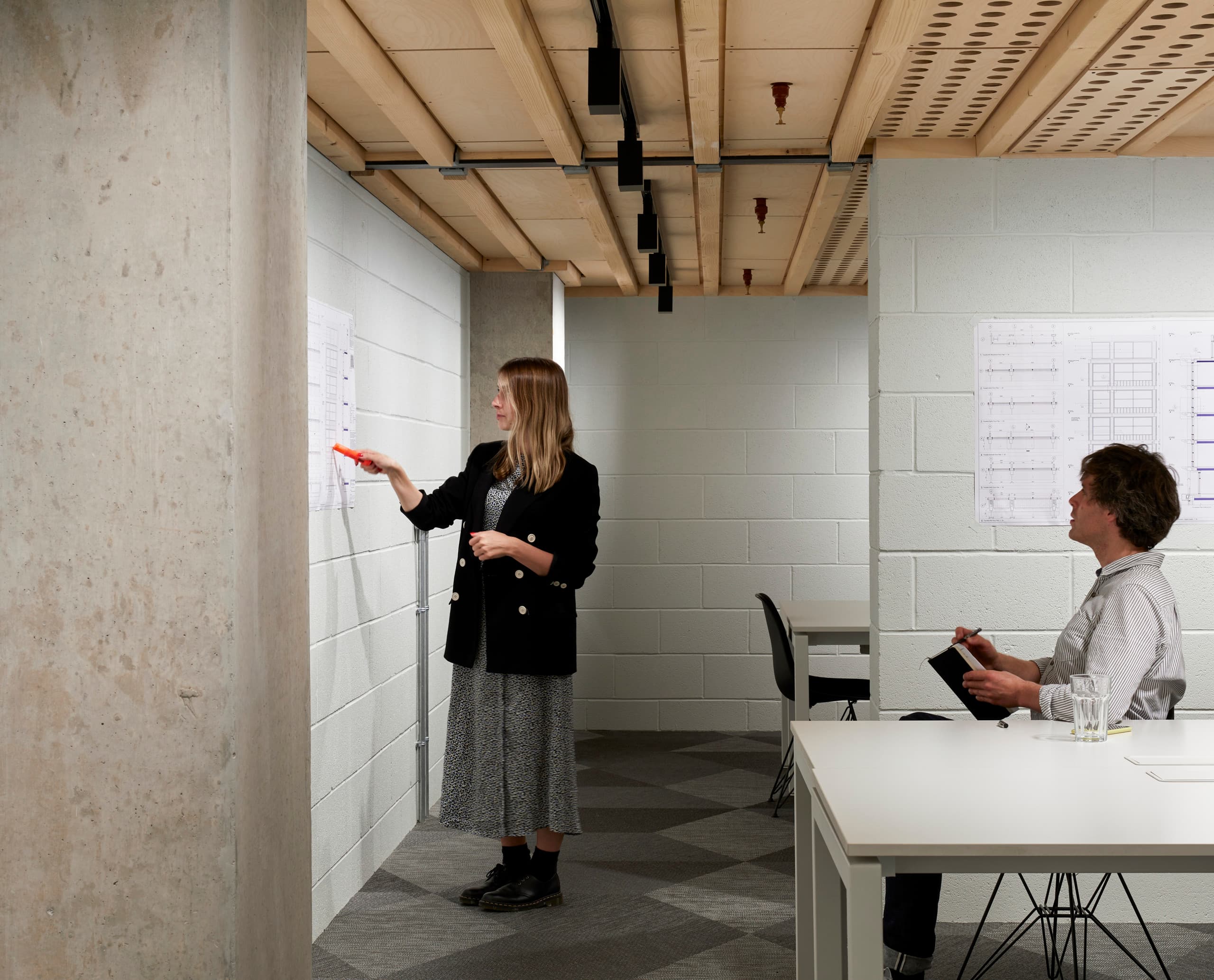 AHMM Architektenbüro London mit flexiblen ERCO Jilly Track Downlights und Human Centric Lighting.