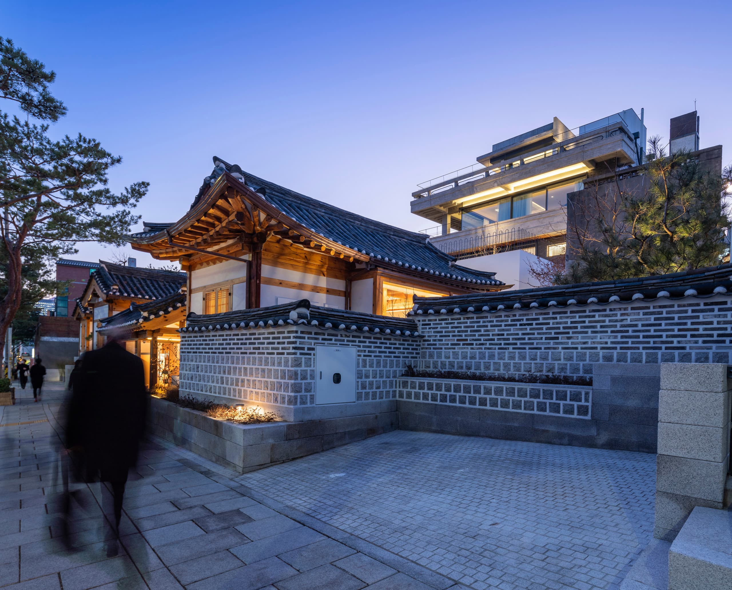 Sulwhasoo Flagshipstore in Seoul, beleuchtet mit ERCO Außenstrahlern Kona.