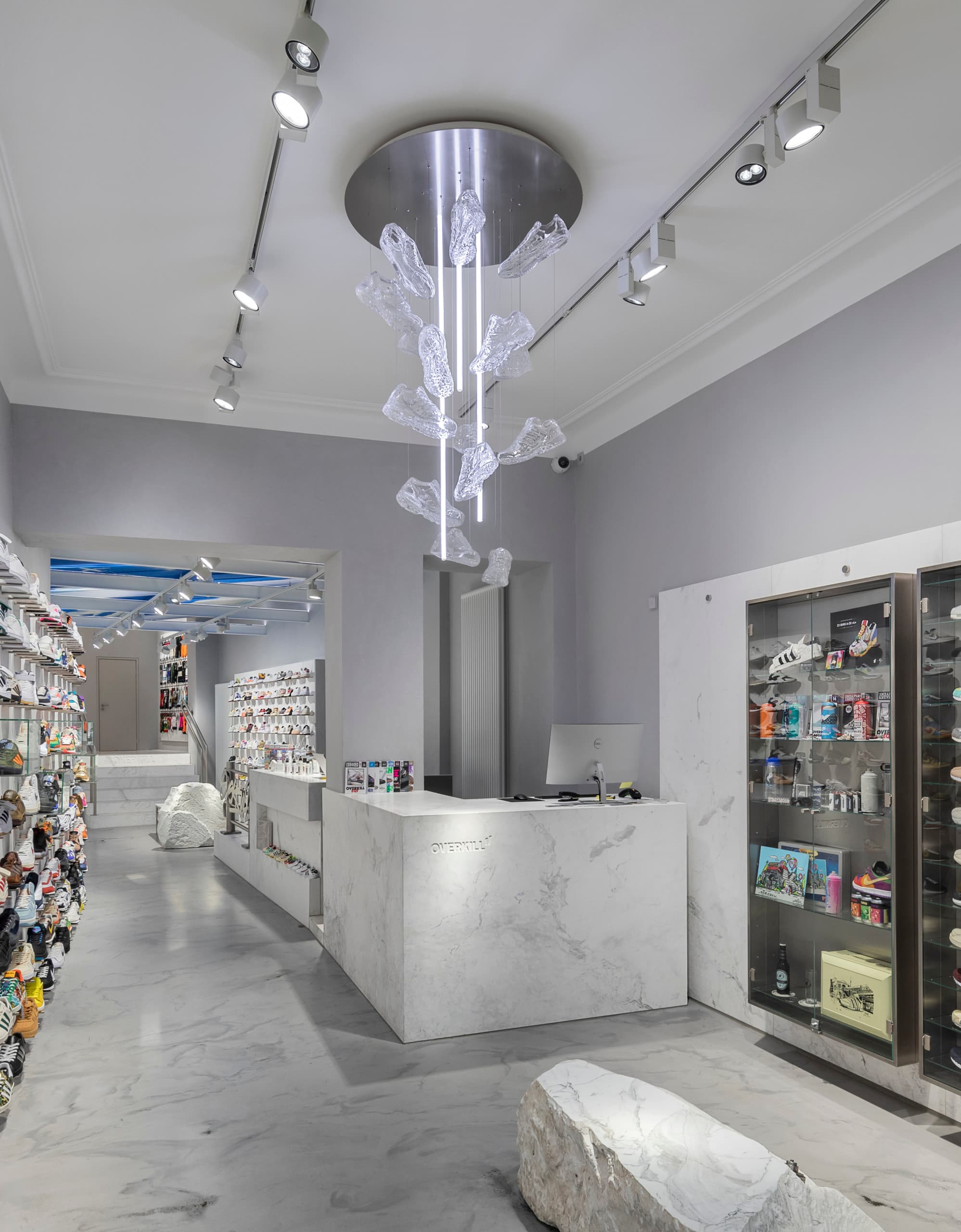 ERCO LED-Beleuchtung im Overkill Sneaker Store, Köln. Akzentbeleuchtung setzt Sneaker und Kunstobjekte in Szene.