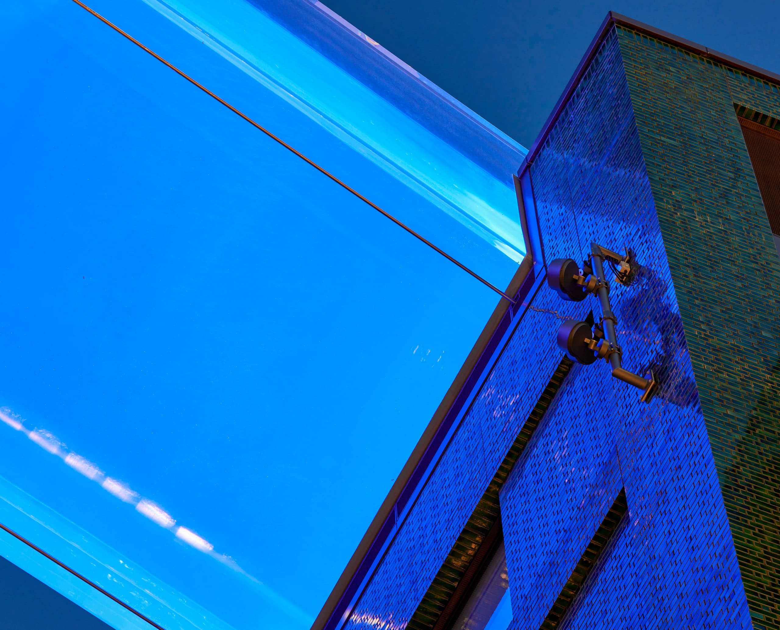 Kona Projektoren beleuchten den Sky Pool in London mit blauem LED-Licht.
