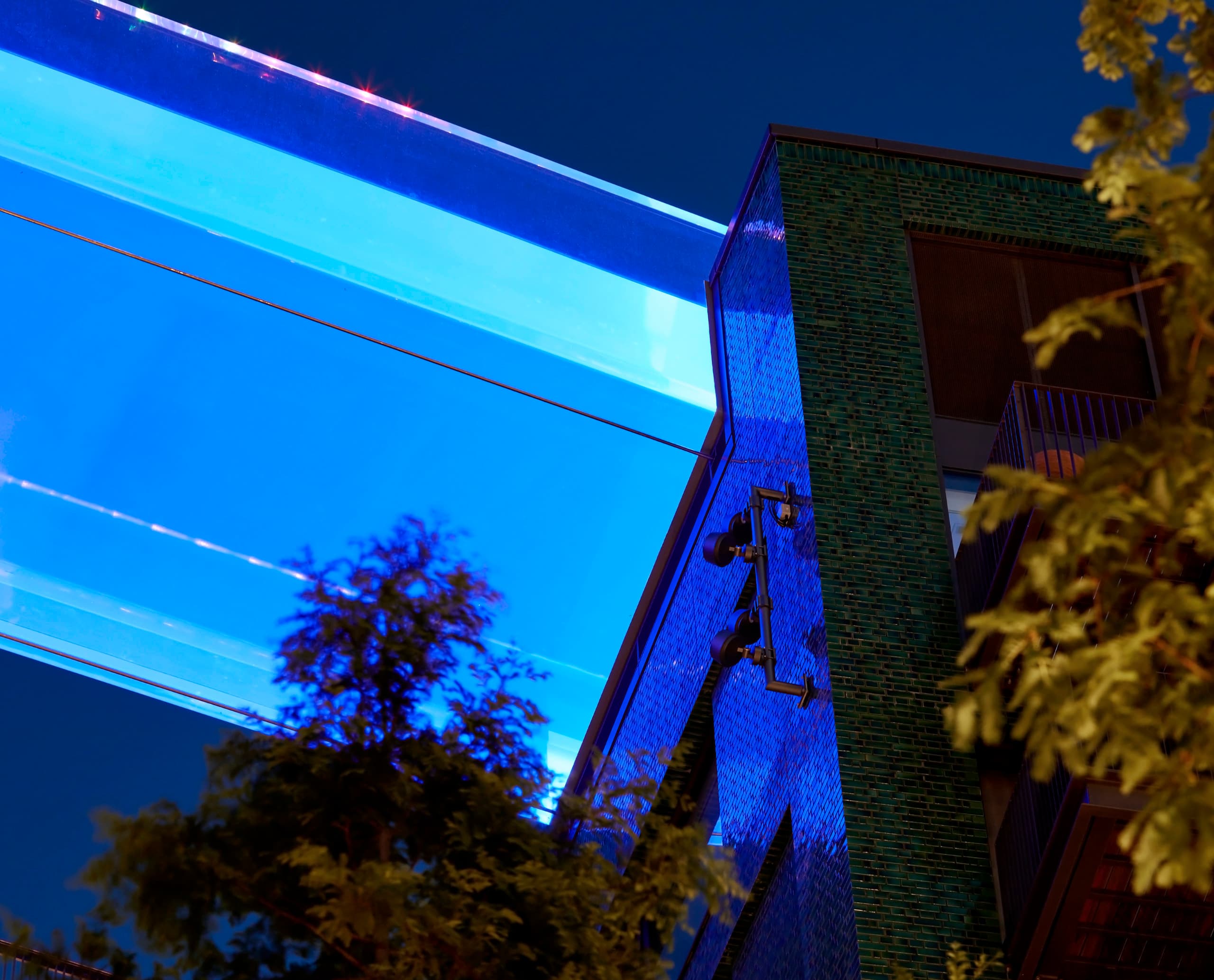 Sky Pool in London mit Kona-Projektoren und blauen LEDs für stimmungsvolle Beleuchtung.