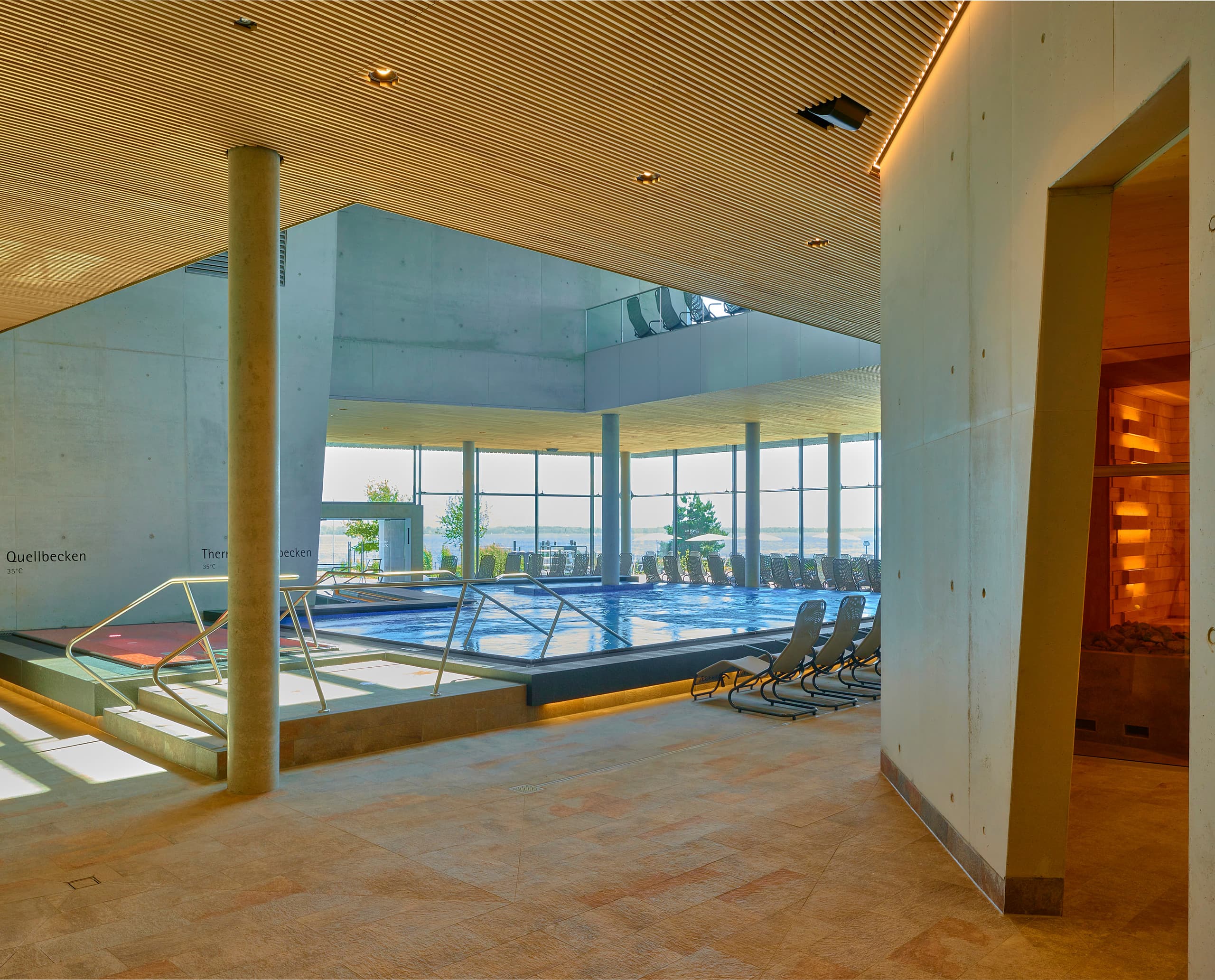 Innenansicht der Therme Lindau mit ERCO Downlights für hohen Sehkomfort und robustem Design.