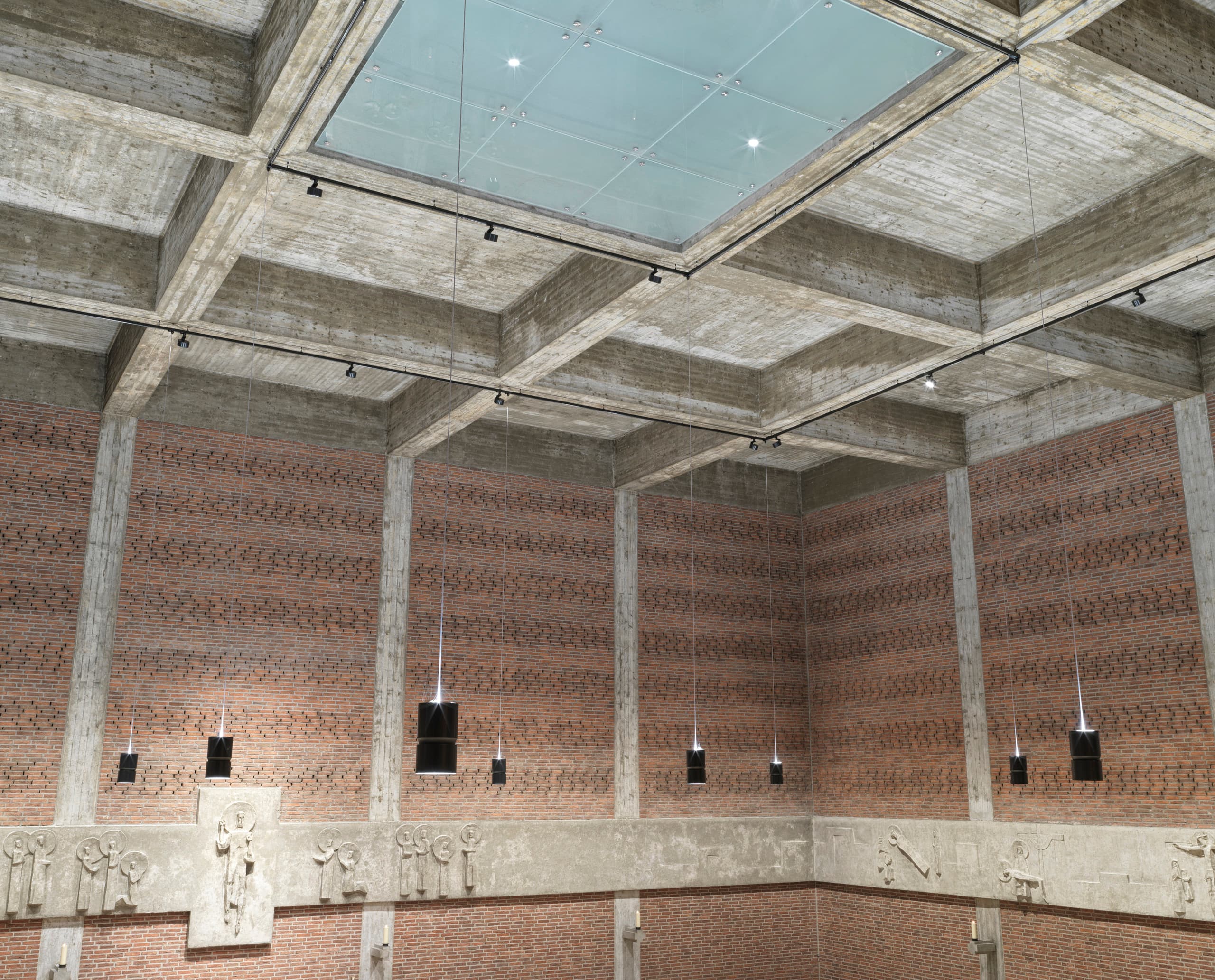Atrium Pendelleuchten und Parscan Strahler in der St. Joseph Kirche, Karlsfeld.
