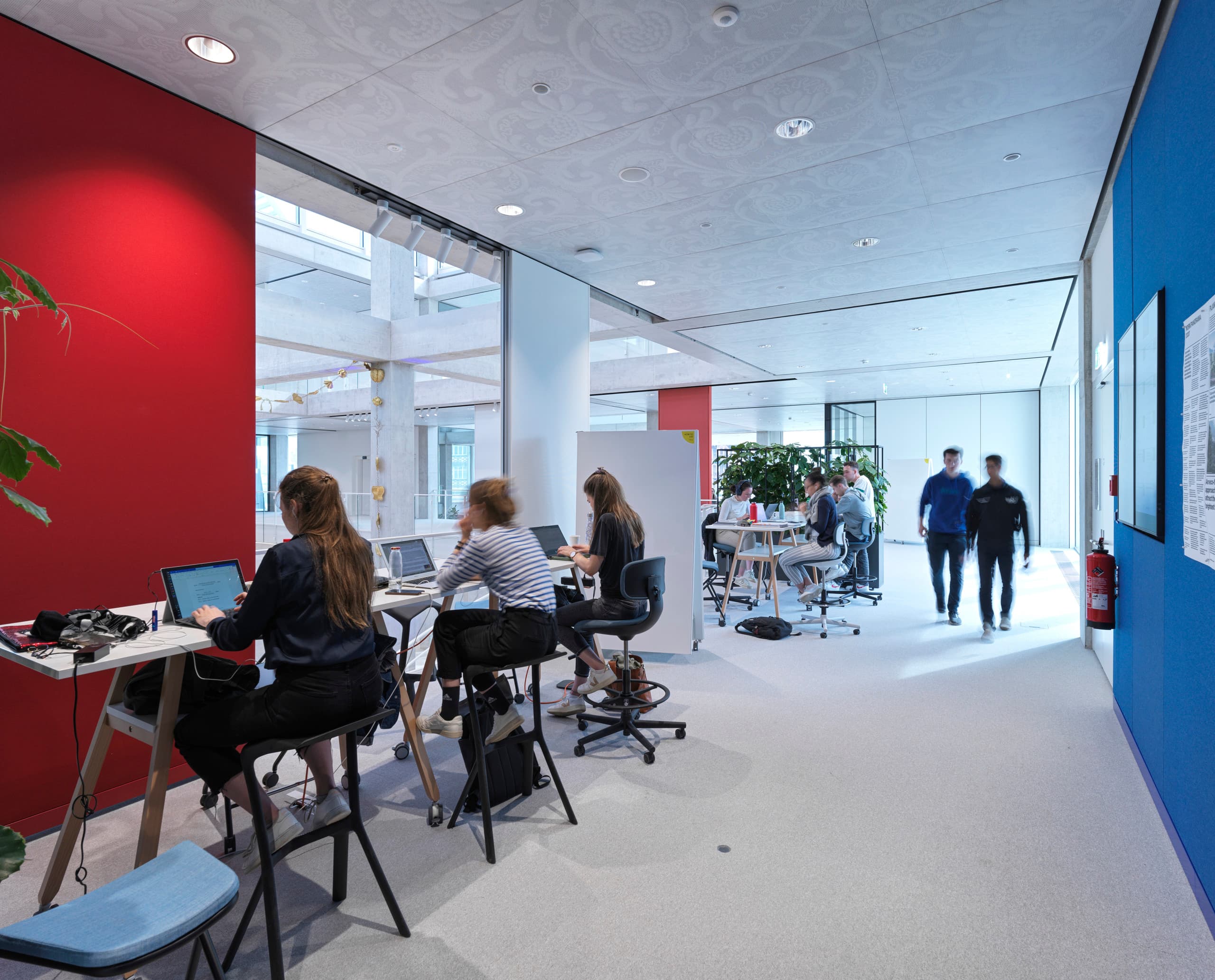 ERCO LED-Beleuchtung im Lernzentrum der Universität St. Gallen für hohe Sehqualität und flexible Raumnutzung.