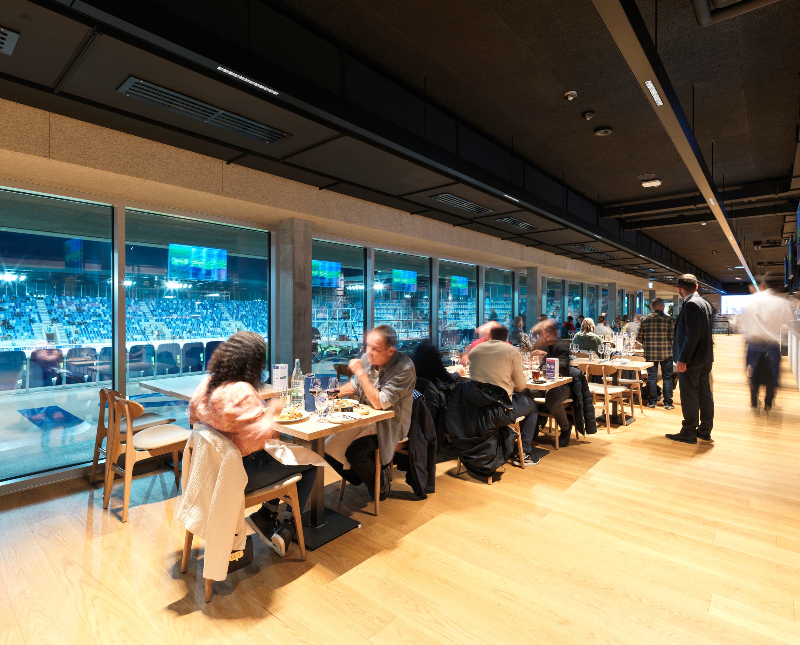 ERCO LED-Beleuchtung im Stade de la Tuilière, Lausanne. Individuelle, blendfreie Beleuchtung sorgt für hohen Sehkomfort in den VIP-Bereichen.