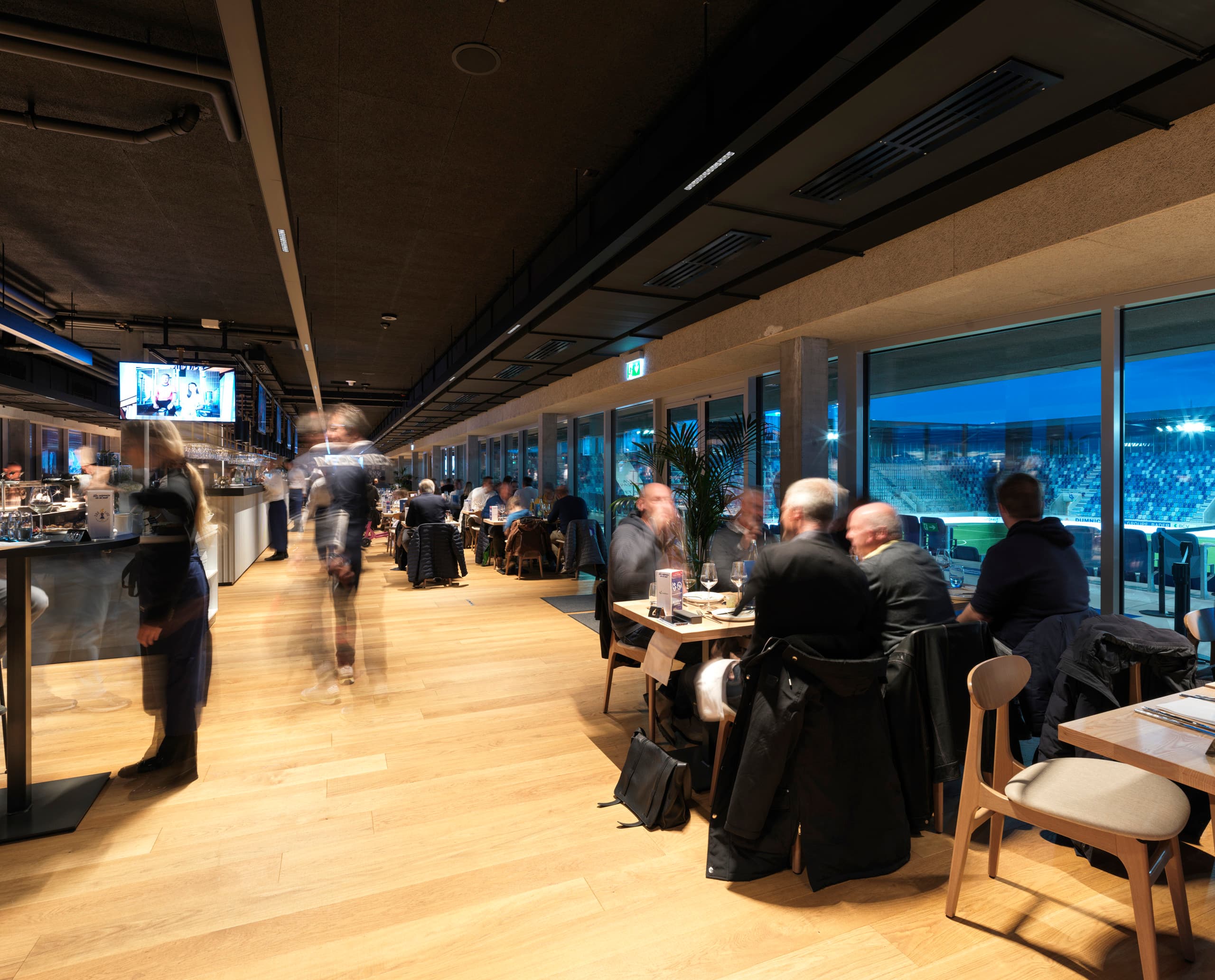 ERCO LED-Beleuchtung im VIP-Bereich des Stade de la Tuilière, Lausanne, für hohen Sehkomfort.