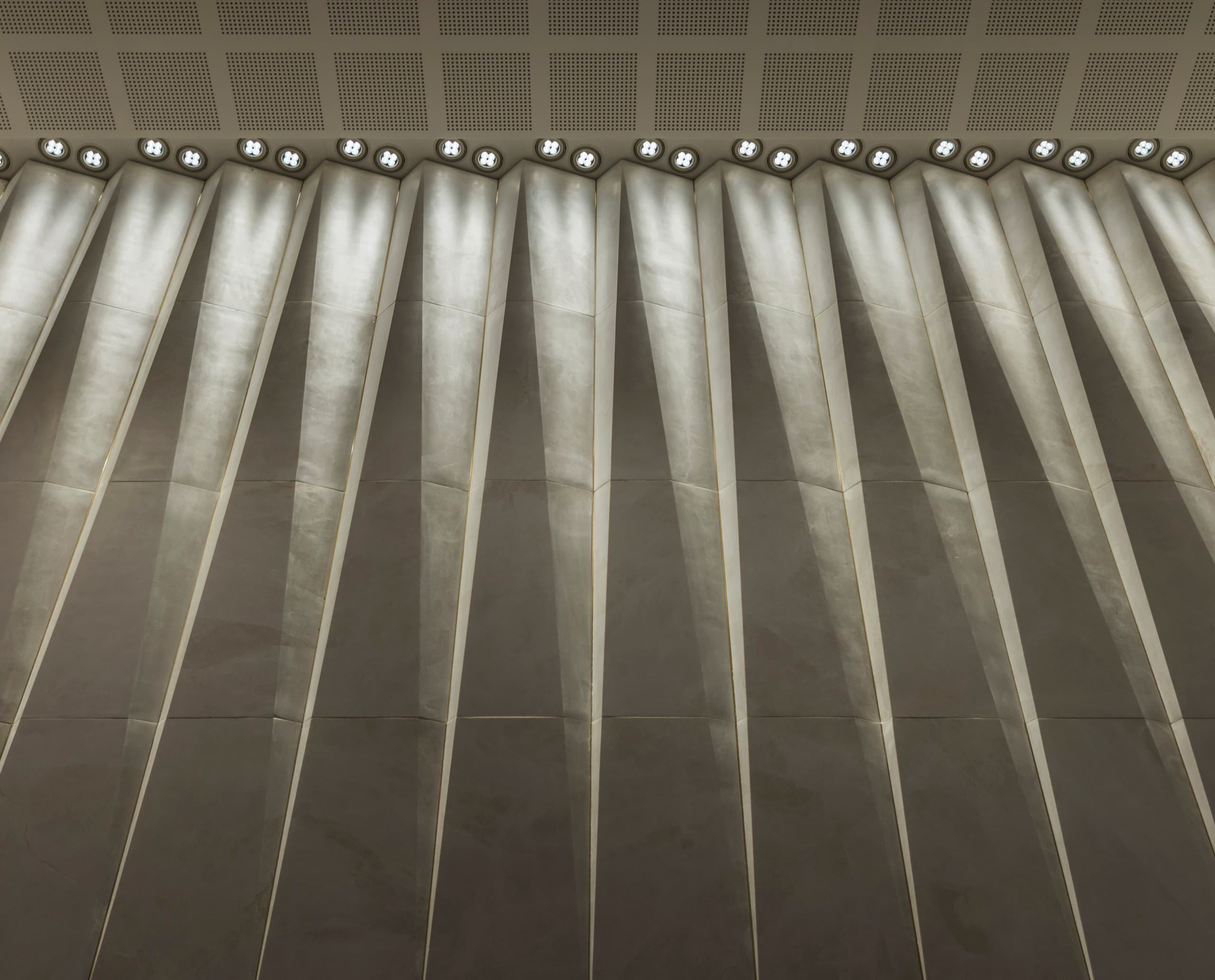 Gimbal Deckeneinbaustrahler von ERCO beleuchten die Wand im Bourke Place Lobby, Melbourne.