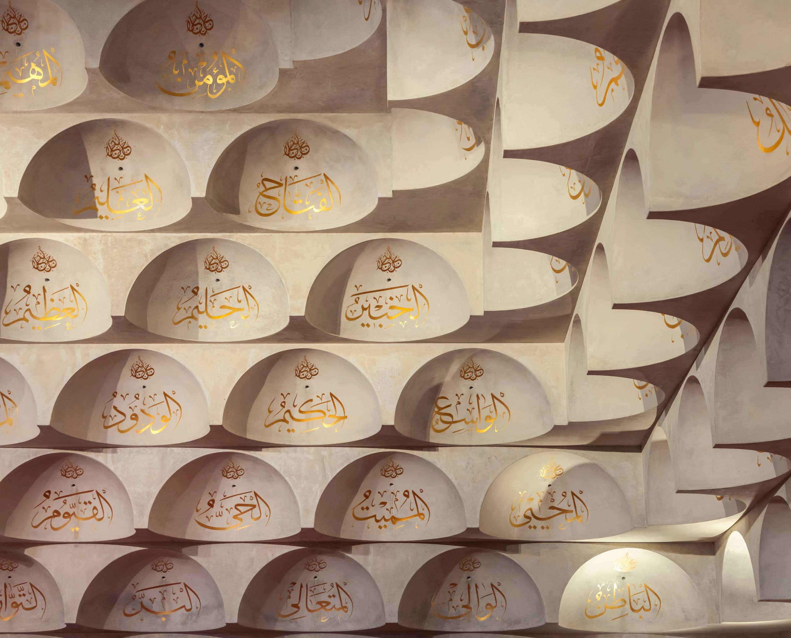 ERCO Licht in der Punchbowl Moschee: Betonkuppeln mit goldener Kalligraphie.