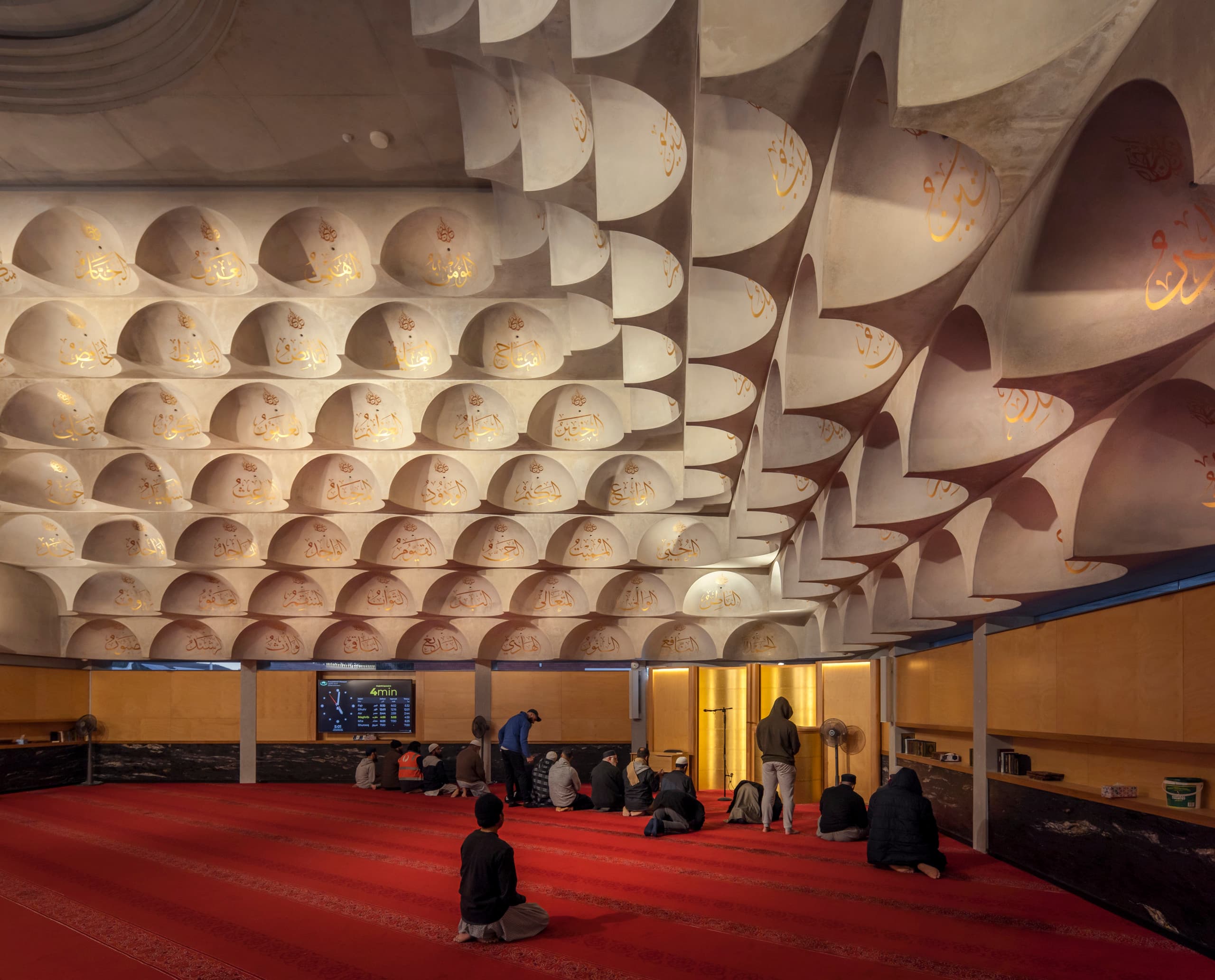 ERCO Licht in der Punchbowl Moschee, Australien, für visuellen Komfort und hohe Aufenthaltsqualität.