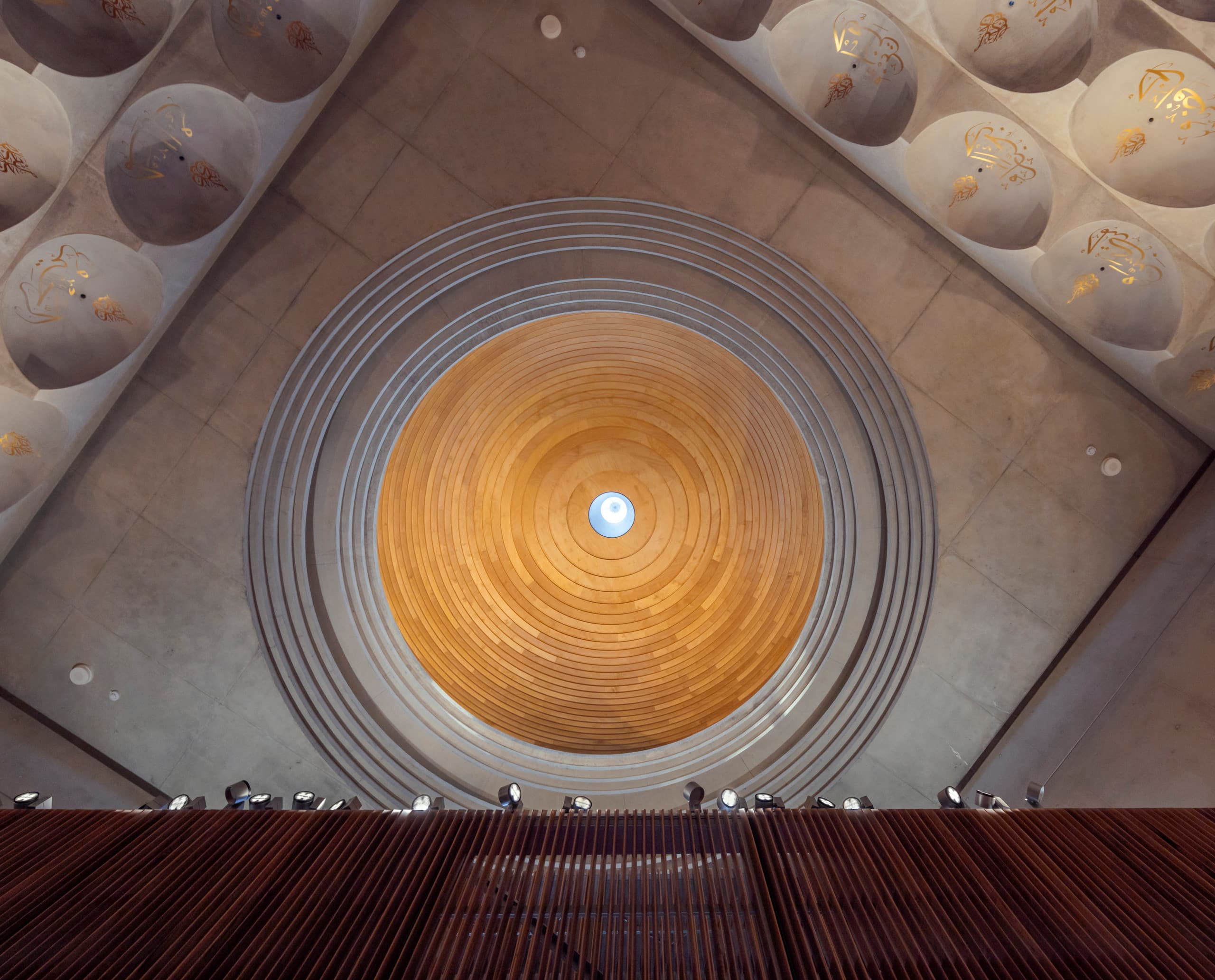Blick in die Kuppel der Punchbowl Moschee, beleuchtet mit ERCO Licht für hohen Sehkomfort.