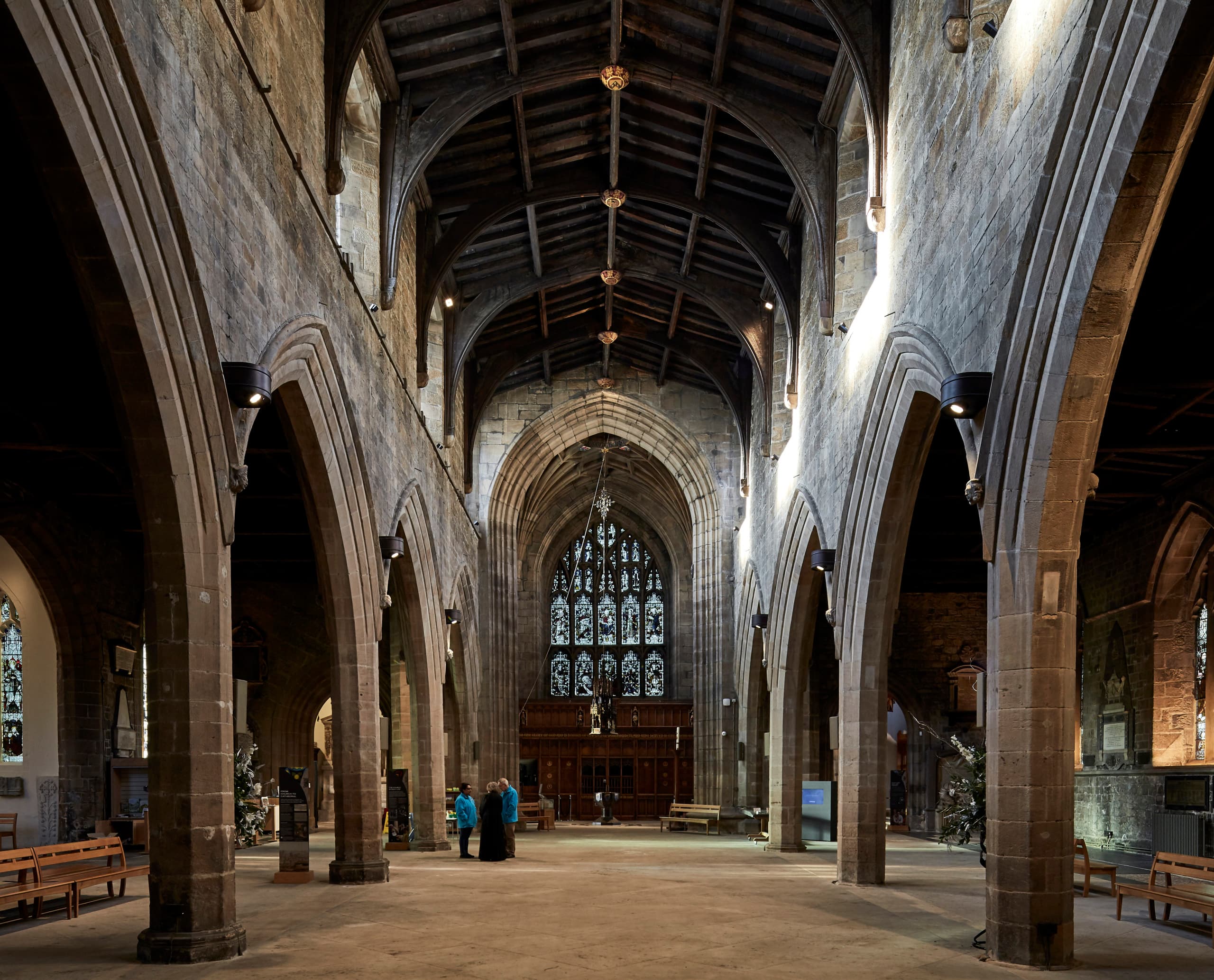 Innenraum der Newcastle Cathedral mit ERCO LED-Beleuchtung, die Architektur hervorhebt.