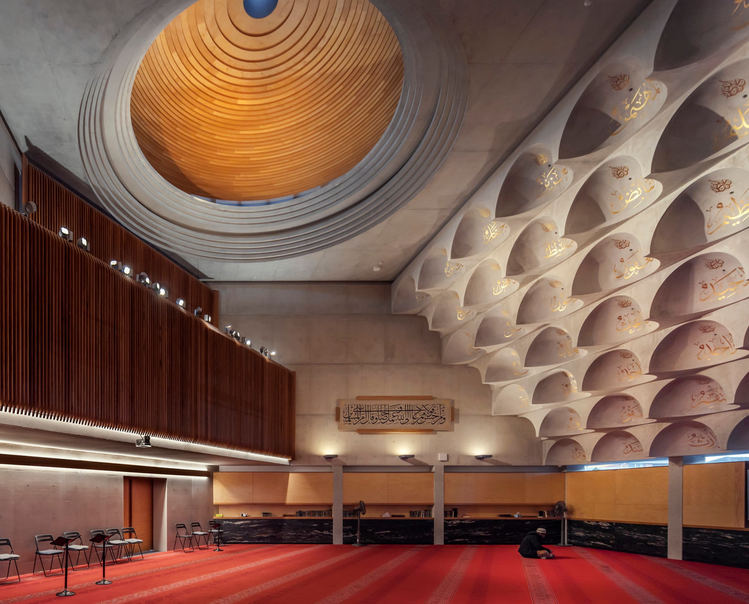 Innenansicht der Punchbowl Moschee mit ERCO Beleuchtung für visuellen Komfort.