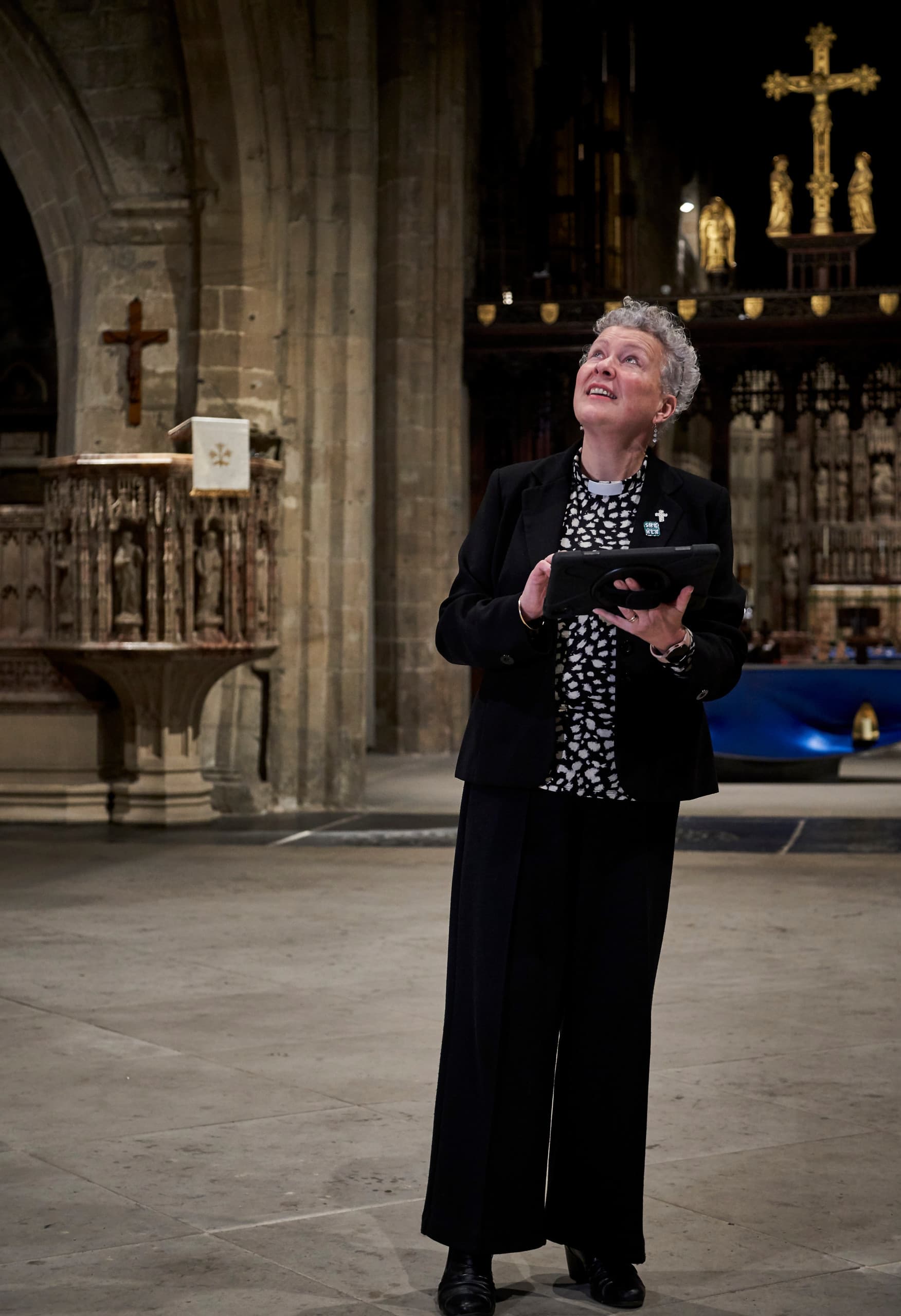 Clare MacLaren in der Newcastle Cathedral, die neue ERCO LED-Beleuchtung betrachtet.