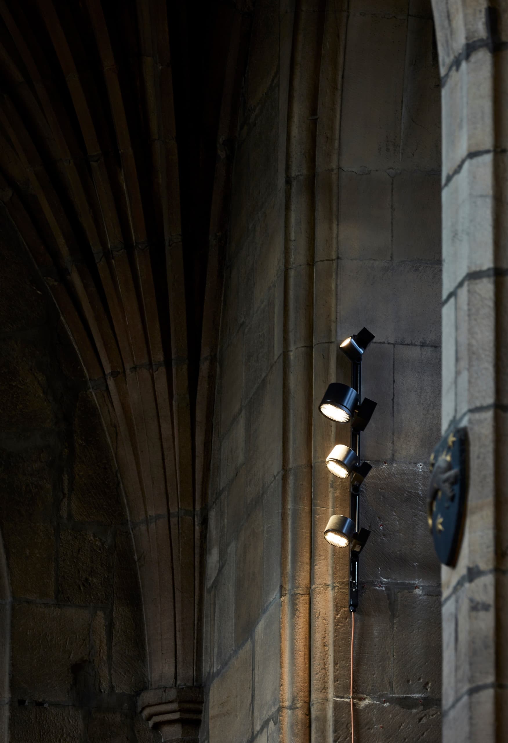 ERCO Optec Strahler beleuchten die Newcastle Cathedral, und heben architektonische Details hervor.