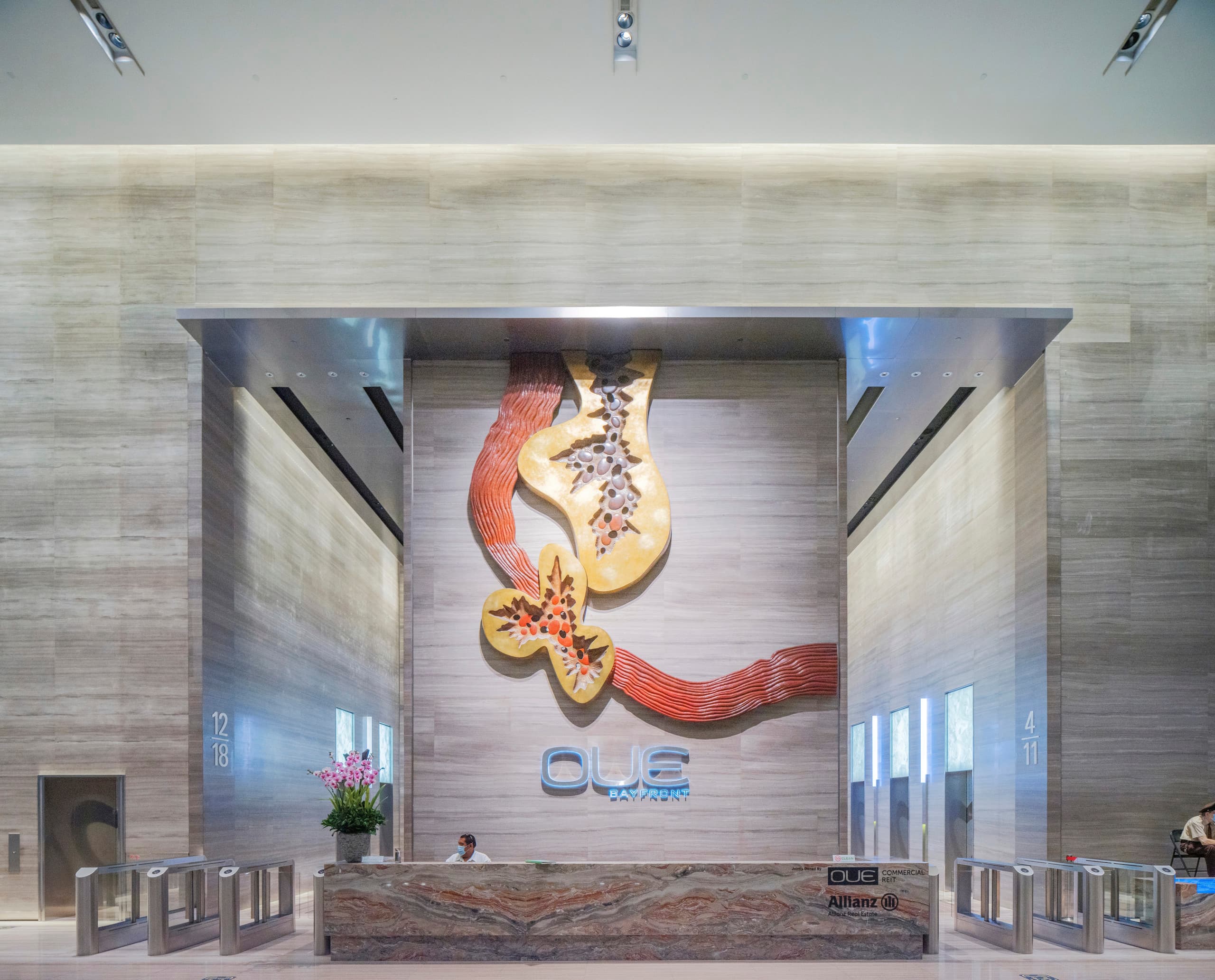 OUE Bayfront Bürogebäude-Lobby in Singapur mit ERCO LED-Beleuchtung.