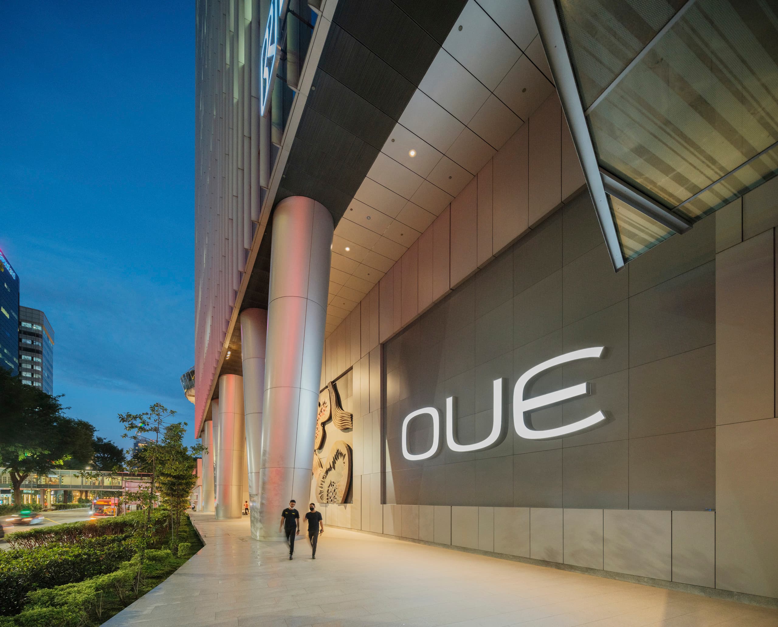 OUE Bayfront Office in Singapur mit ERCO LED-Beleuchtung für Fassade und Foyer.