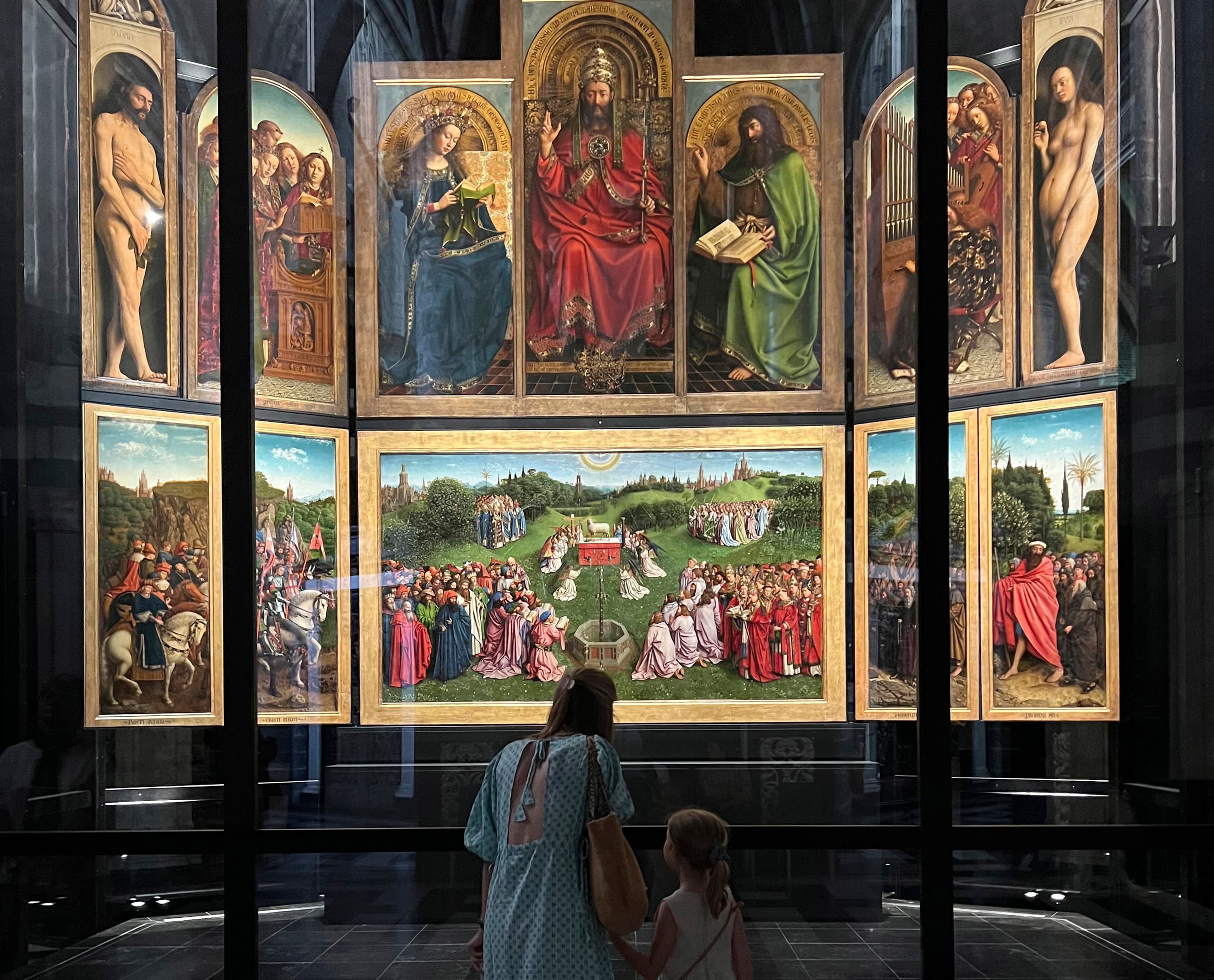 Het Lam Gods Altarbild in Gent, beleuchtet mit ERCO LED-Strahlern für präzise Kunstlichtgestaltung.
