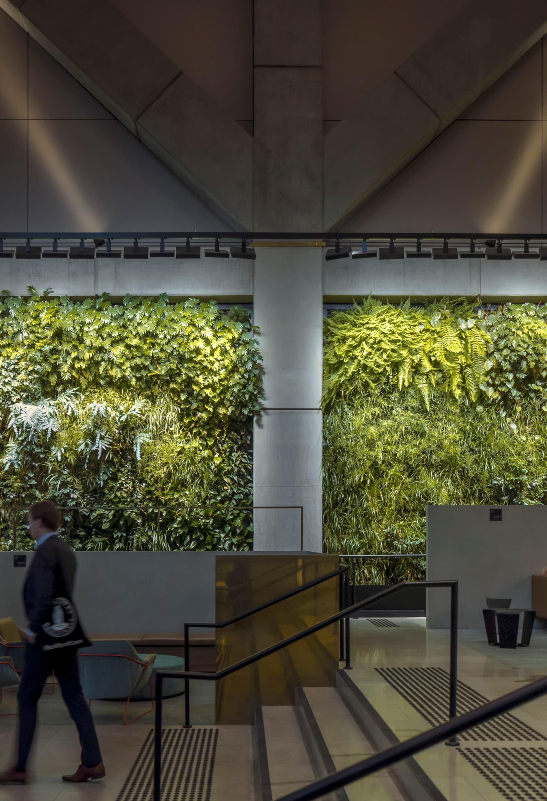 Begrünte Wand im Foyer des 565 Bourke Street, beleuchtet mit ERCO Light Board Strahlern für Pflanzenwachstum.