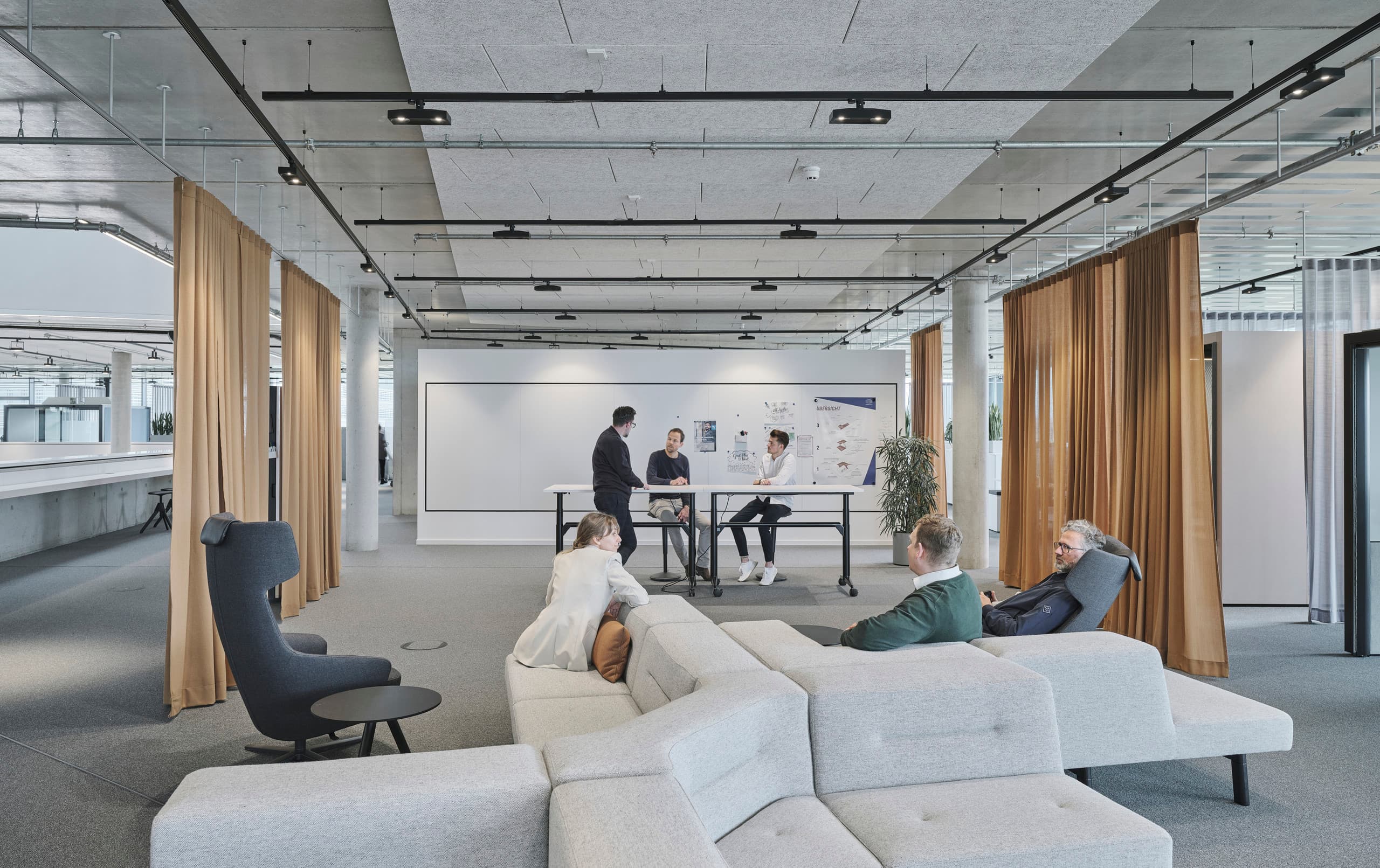 ERCO Skim Downlights an Stromschienen für flexible Bürobeleuchtung in Augsburg.