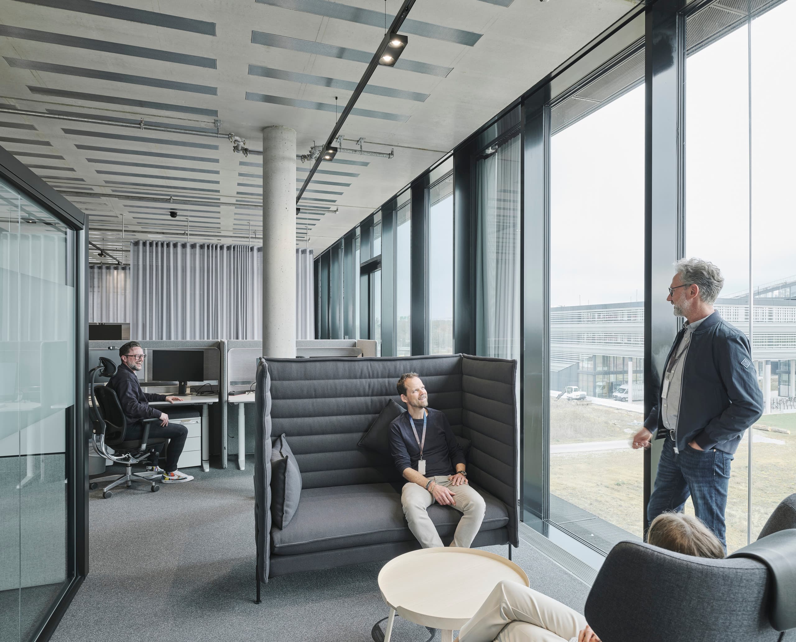 Baramundi Software AG Büro mit ERCO Skim Downlights an Stromschienen für flexible Arbeitsbereiche.