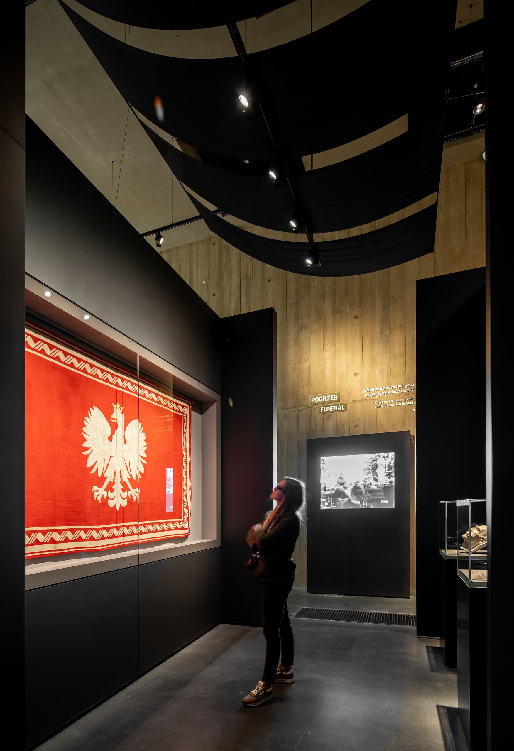 ERCO Optec Strahler beleuchten eine polnische Flagge im Piłsudski Museum, Sulejówek.