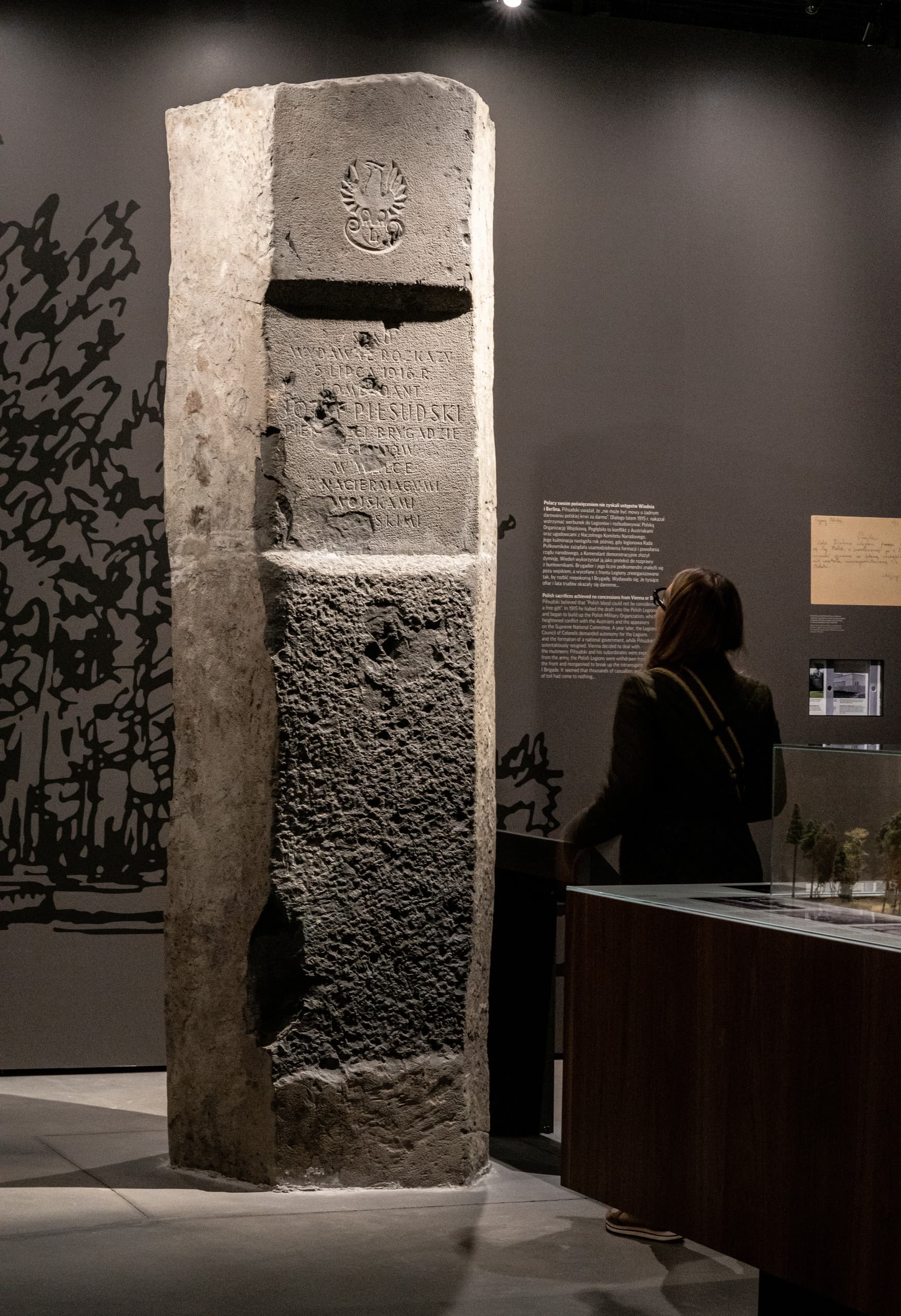 Pilsudski Museum: Historischer Stein mit Inschrift, beleuchtet mit ERCO Strahlern.
