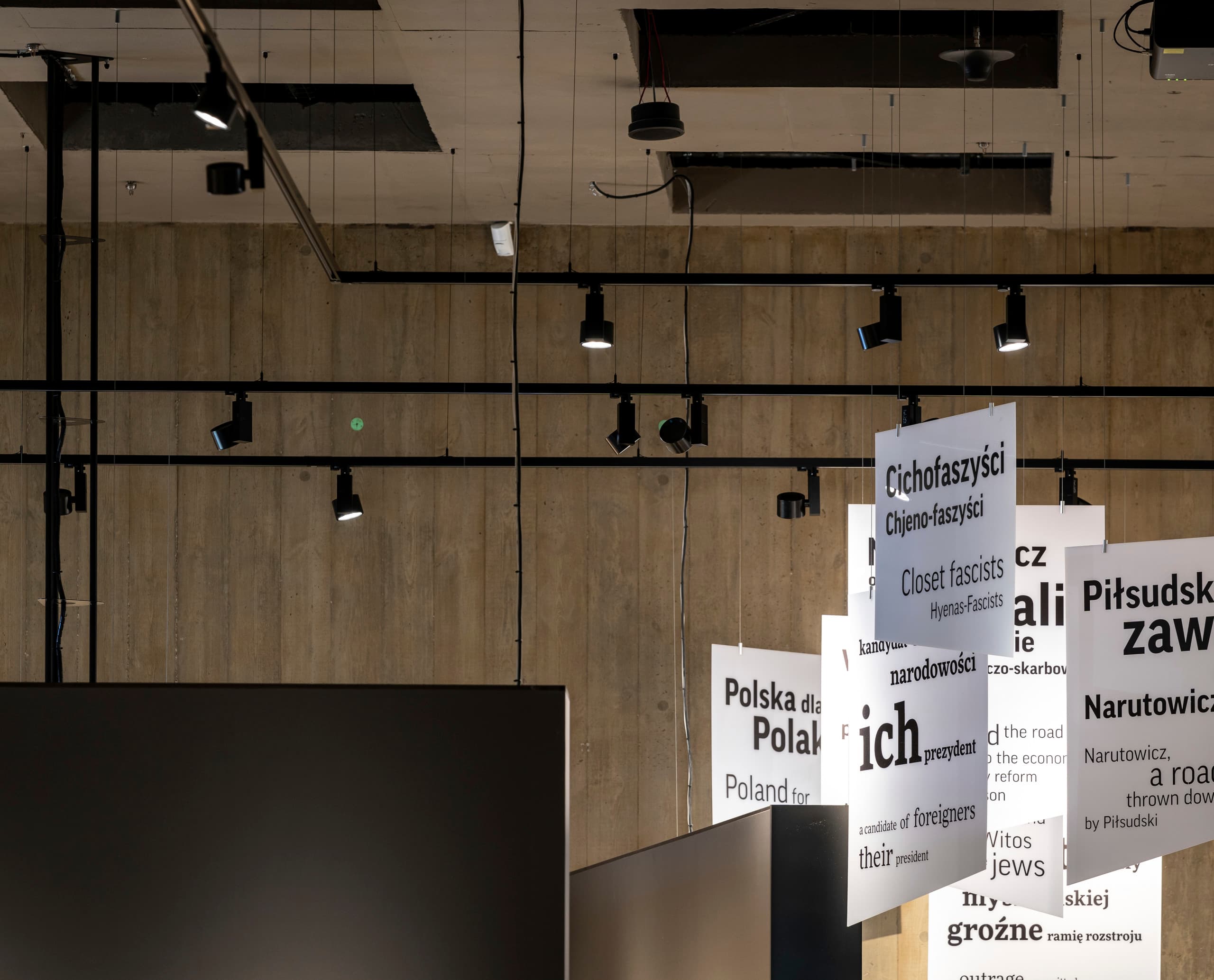 ERCO Optec Strahler beleuchten die Ausstellung im Piłsudski Museum präzise.