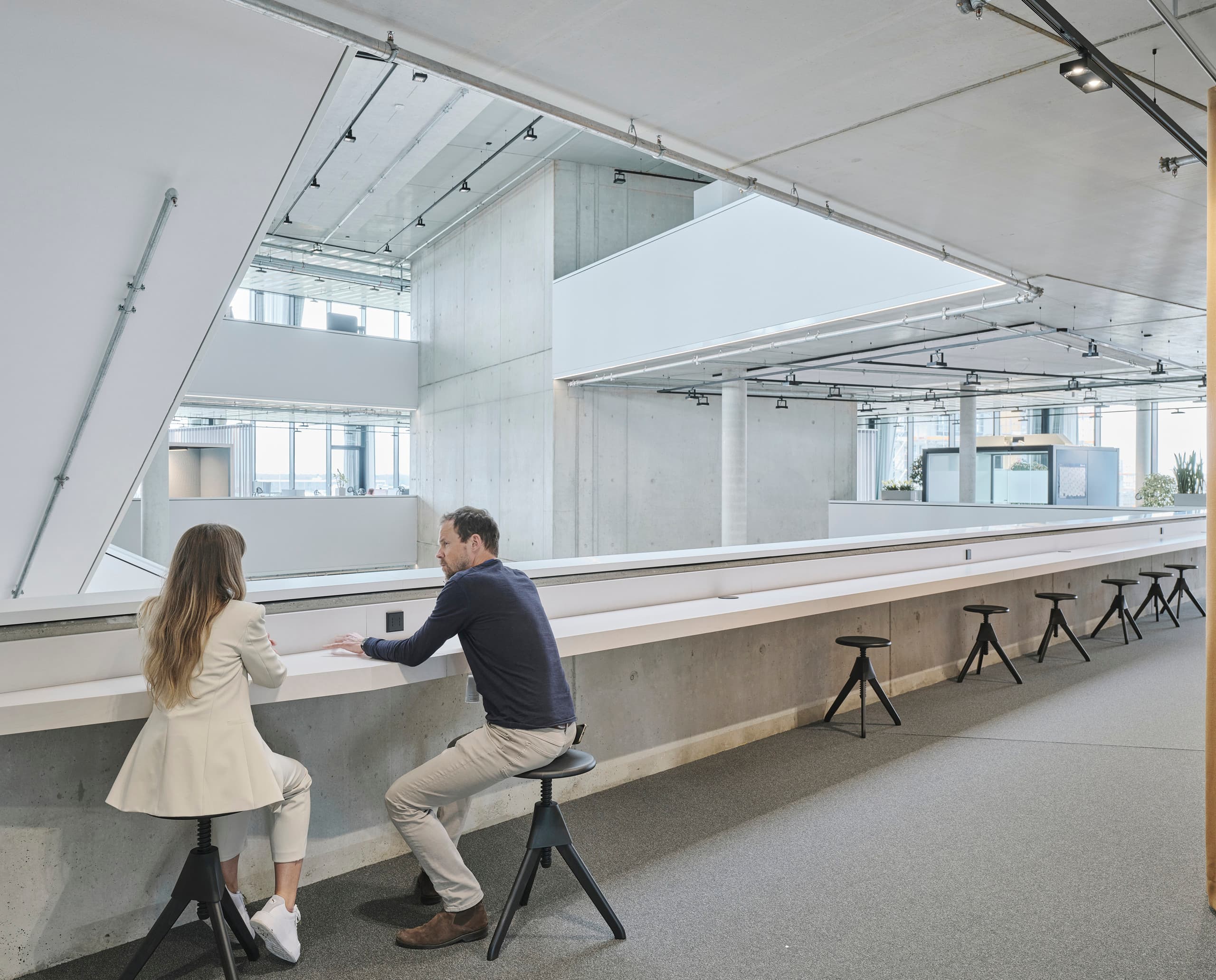 ERCO Skim Downlights an Stromschienen für flexible Arbeitsplatzbeleuchtung im Baramundi Hauptsitz.